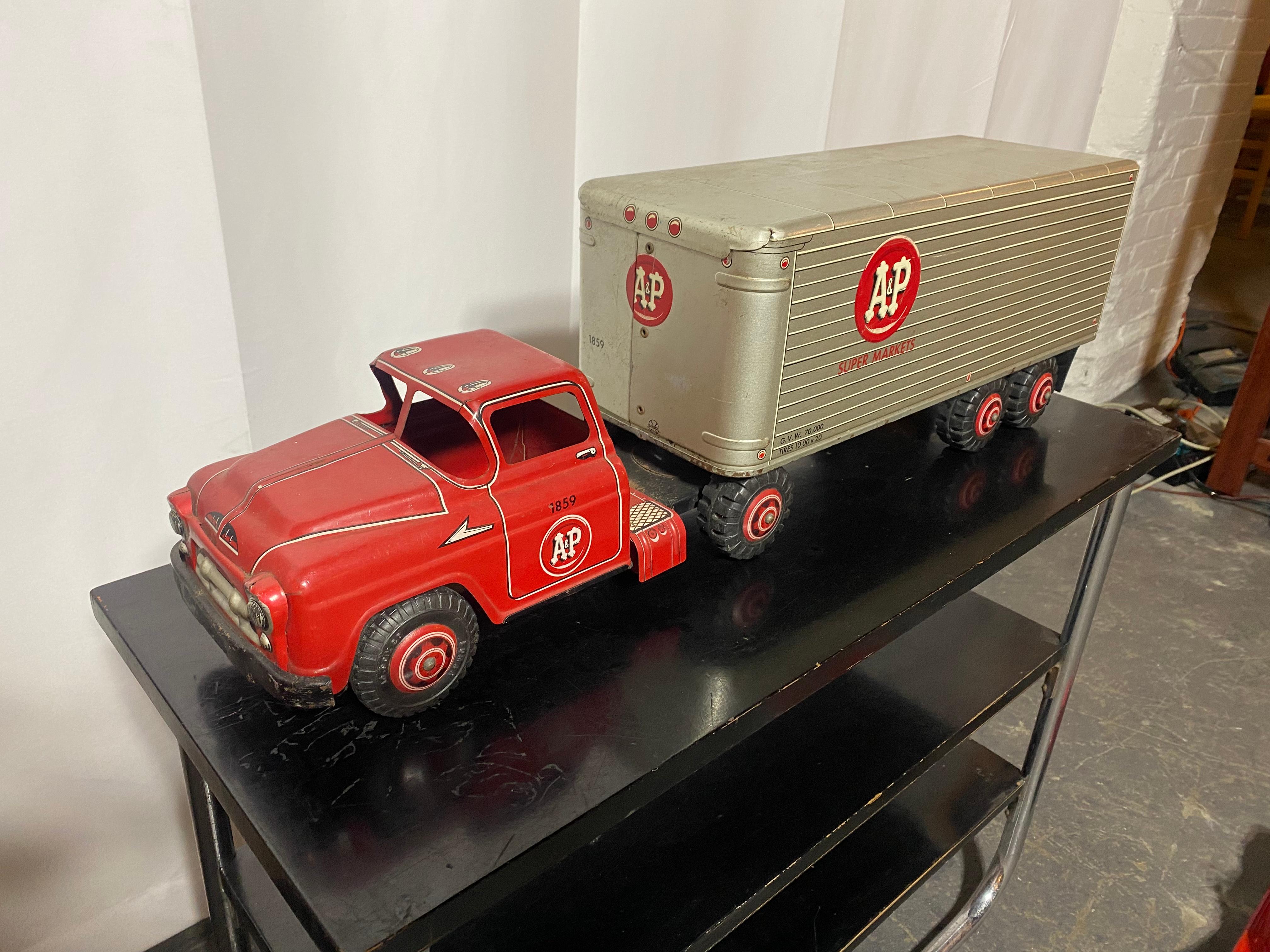 Milieu du XXe siècle MARX des années 1950  Truck de livraison de jouets du marché A&P en acier pressé et aluminium  en vente