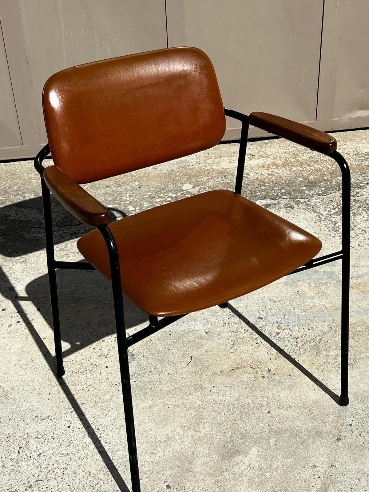 Black lacquered metal armchair with oak and brown imitation leather armrests, vintage, in the style of Pierre Paulin. French work 1950 Seat height: 45 cm Very good condition