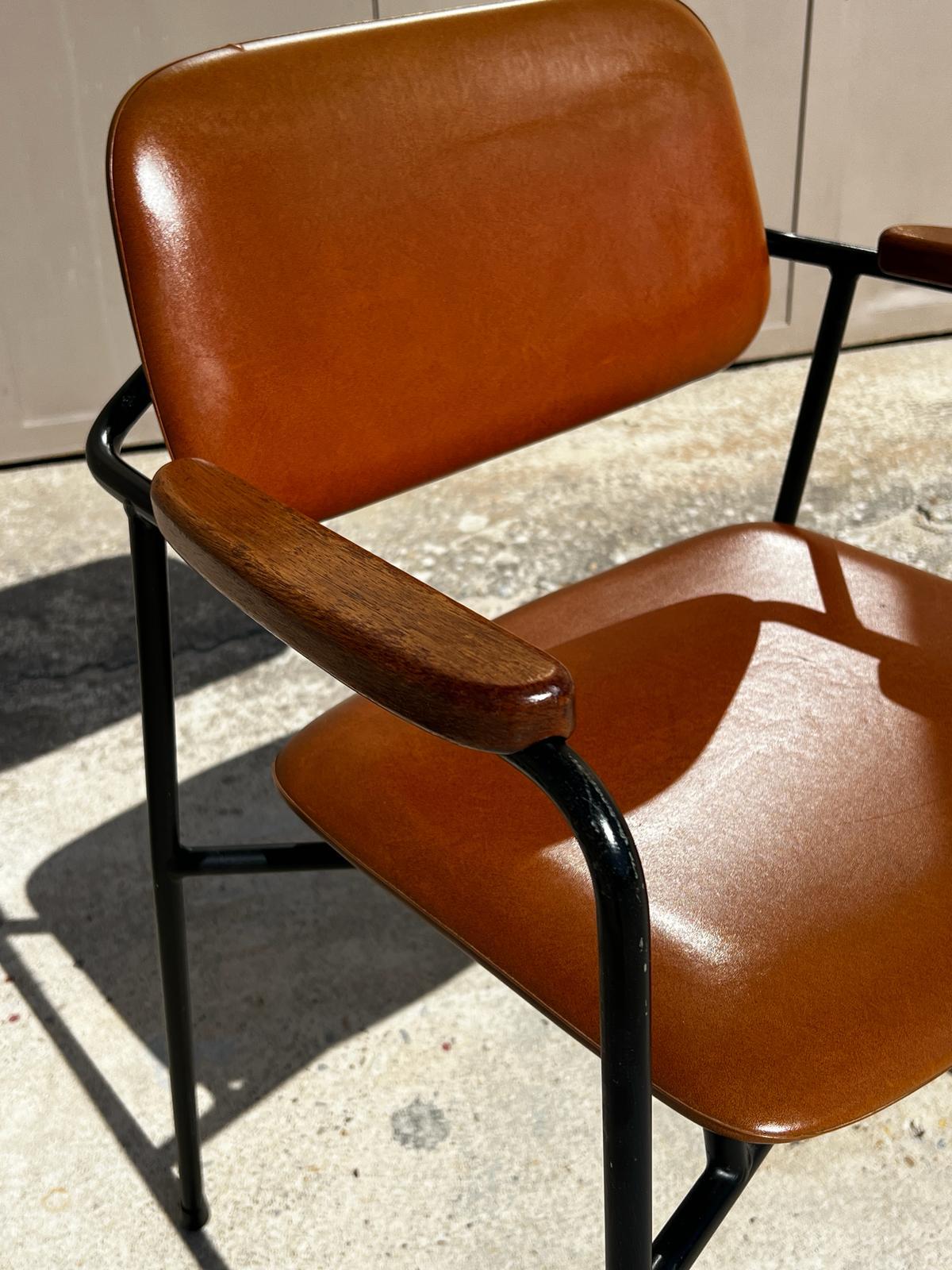 Vintage 1950s metal, oak and brown leatherette armchair in Pierre Paulin style  In Good Condition For Sale In Saint Rémy de Provence, FR
