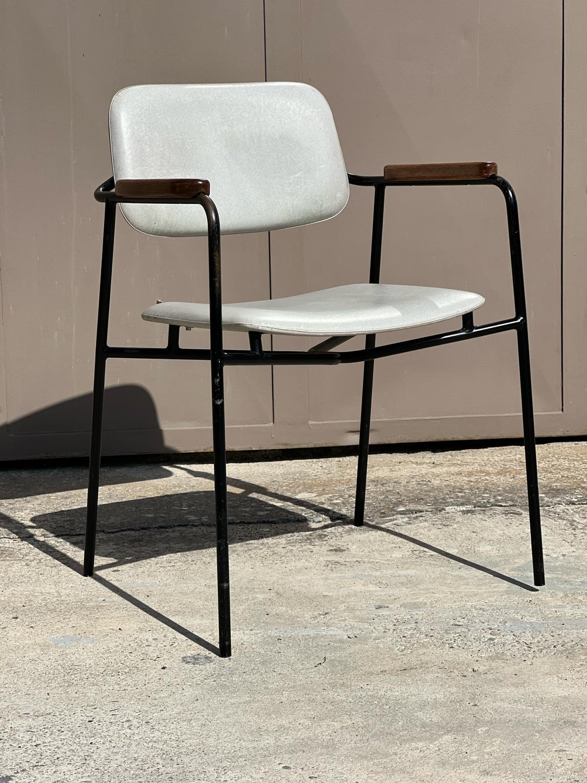 Black lacquered metal armchair with oak and white imitation leather armrests, vintage, in the style of Pierre Paulin. French work 1950 Seat height: 45 cm Very good condition