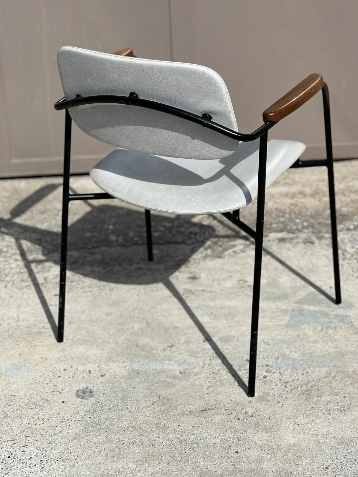 Vintage 1950s metal, oak and white leatherette armchair in Pierre Paulin style  In Good Condition For Sale In Saint Rémy de Provence, FR