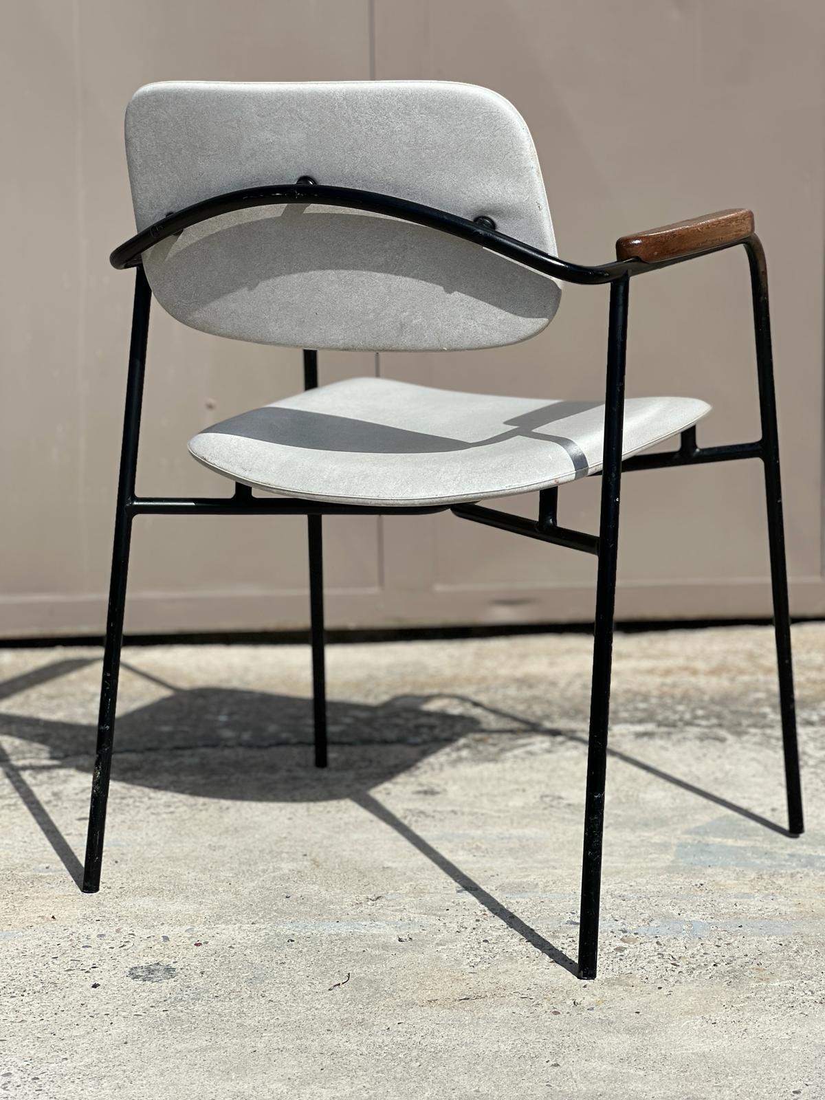 Vintage-Sessel aus Metall, Eiche und weißem Kunstleder im Stil von Pierre Paulin aus den 1950er Jahren  (Mitte des 20. Jahrhunderts) im Angebot