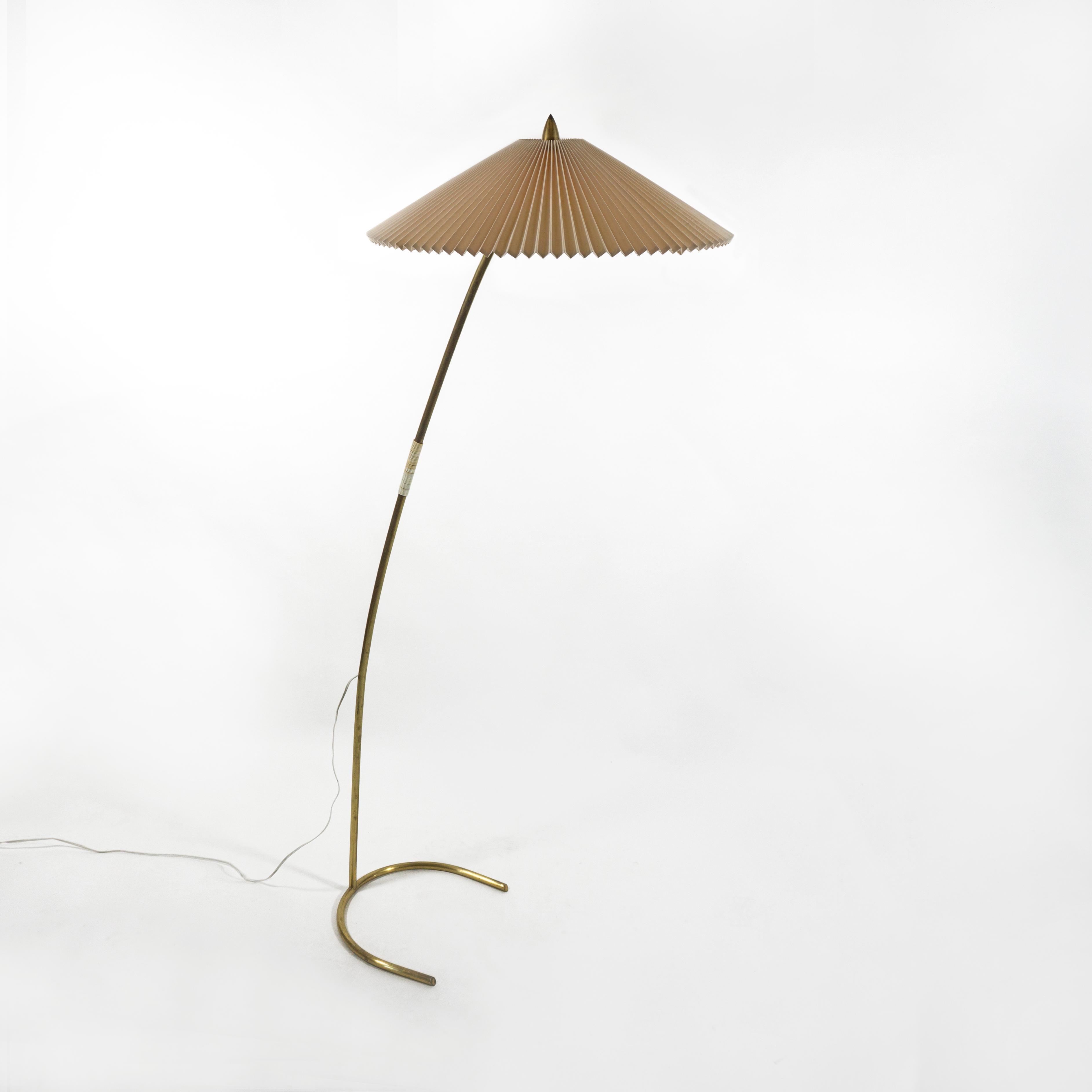 Elegant and exquisite austrian mid-century floor lamp with a large pleated lampshade, designed and crafted in the 1950s and attributed to Rupert Nikoll, Austria.
This beautiful vintage and delicate looking lamp features a gracefull, slightly curved
