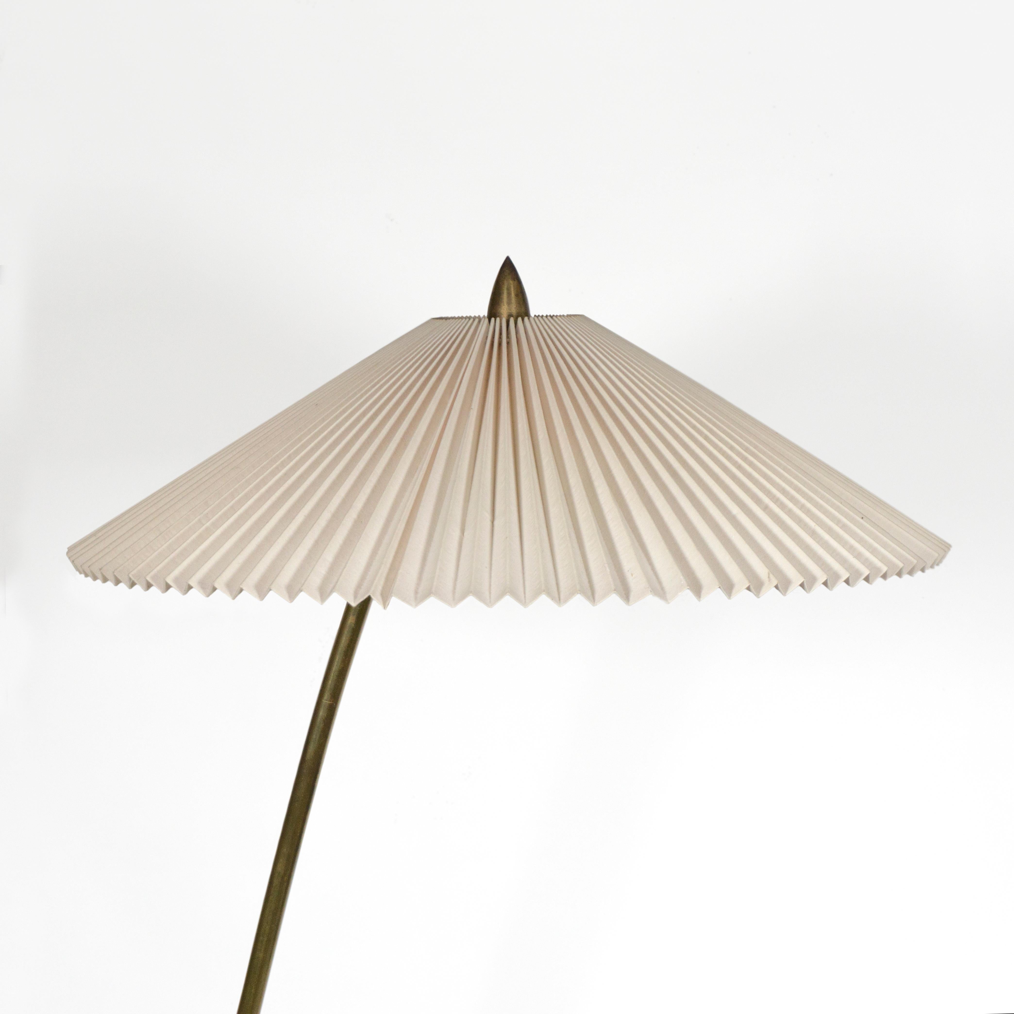 Vintage 1950s Mid-Century Rupert Nikoll Brass Floor Lamp Pleated Shade, Austria In Good Condition For Sale In Regensburg, DE