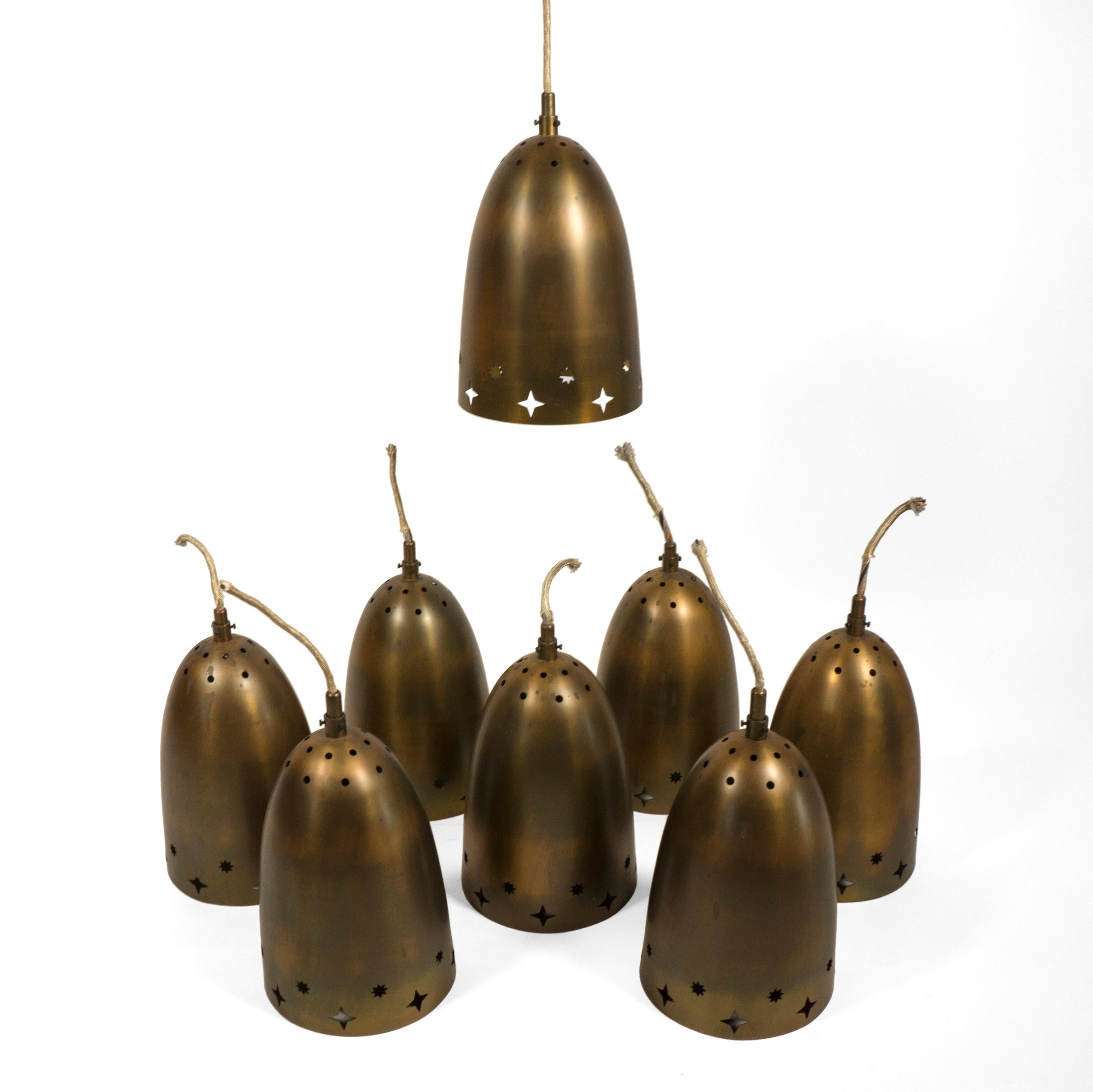 Lampes suspendues vintage Modern-Decor en laiton perforé très décoratives.
Joli design avec des étoiles poinçonnées tout autour. L'abat-jour est en laiton massif et présente une magnifique patine. Le laiton à l'intérieur est presque brillant. Ces