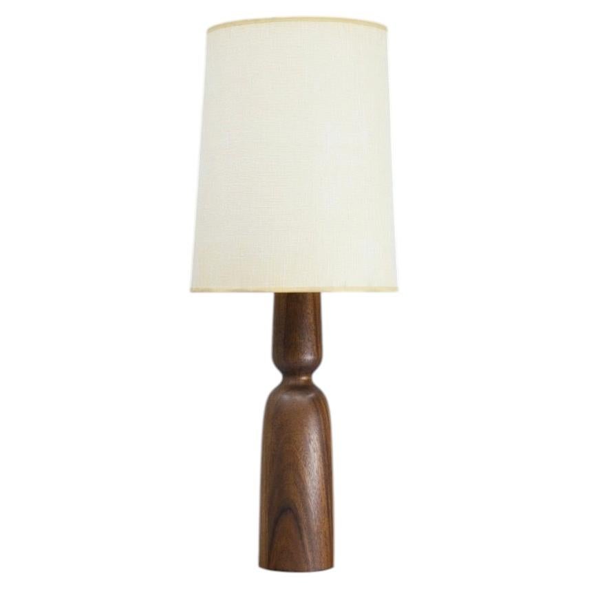 Vintage-Lampe aus den 1950er Jahren im Mid-Century-Stil aus Walnussholz, im Stil von Phillip Lloyd Powell im Angebot