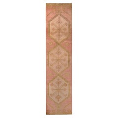 Tapis de couloir Kilim rose vintage géométrique beige Mid-Century de Rug & Kilim, années 1950