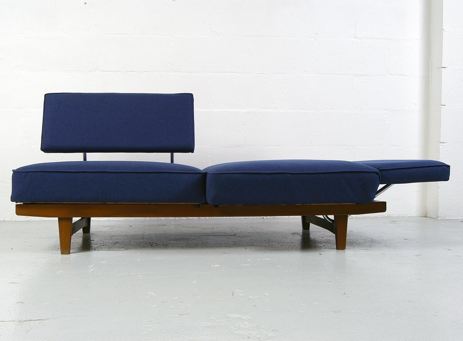 Upholstery Vintage 1950s Mid-Century Modern Knoll 'Stella’ Convertible Daybed Sofa Couch