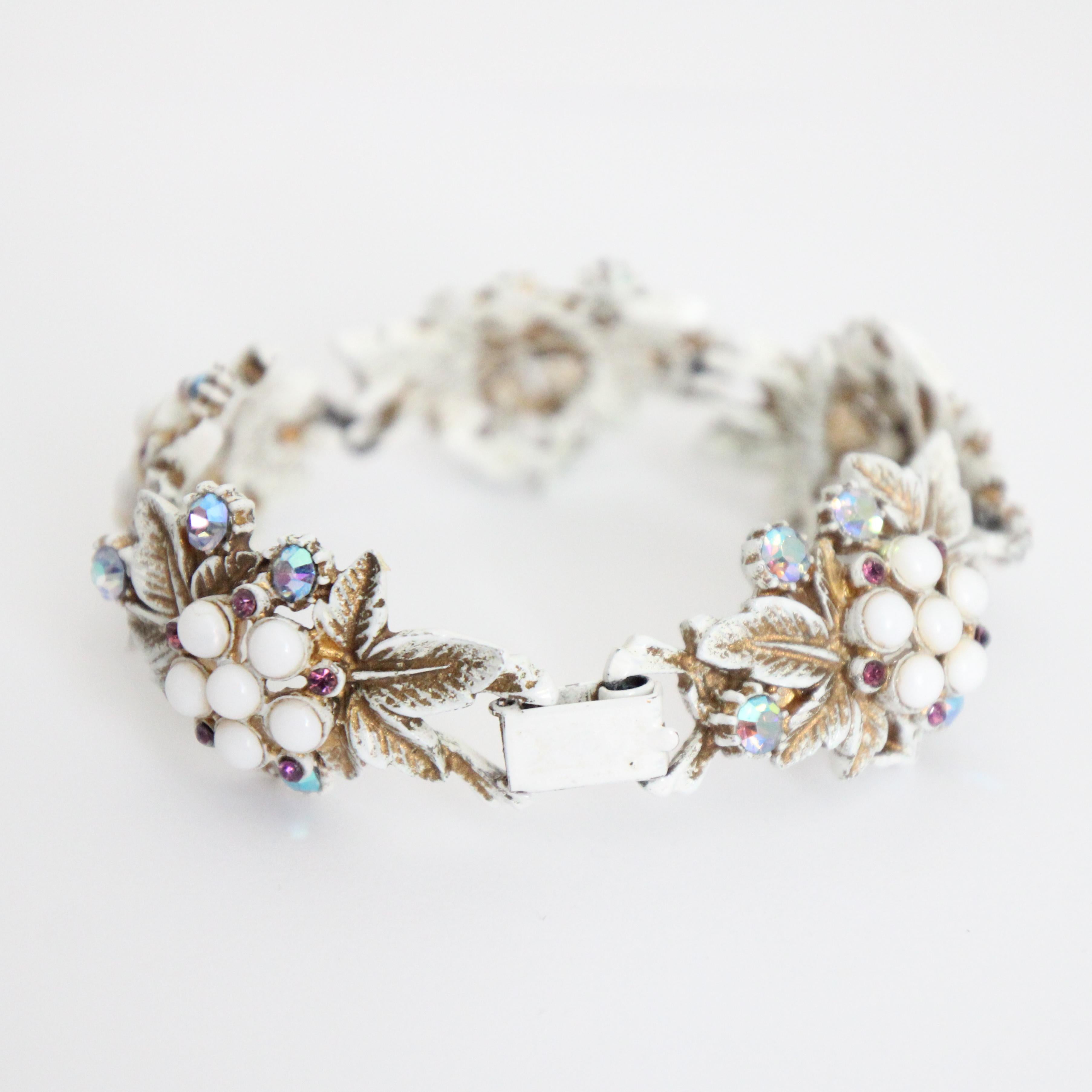 Rétro Vintage 1950's Milk Glass Rhinestone Floral Bracelet 1950s Flower bangle en vente