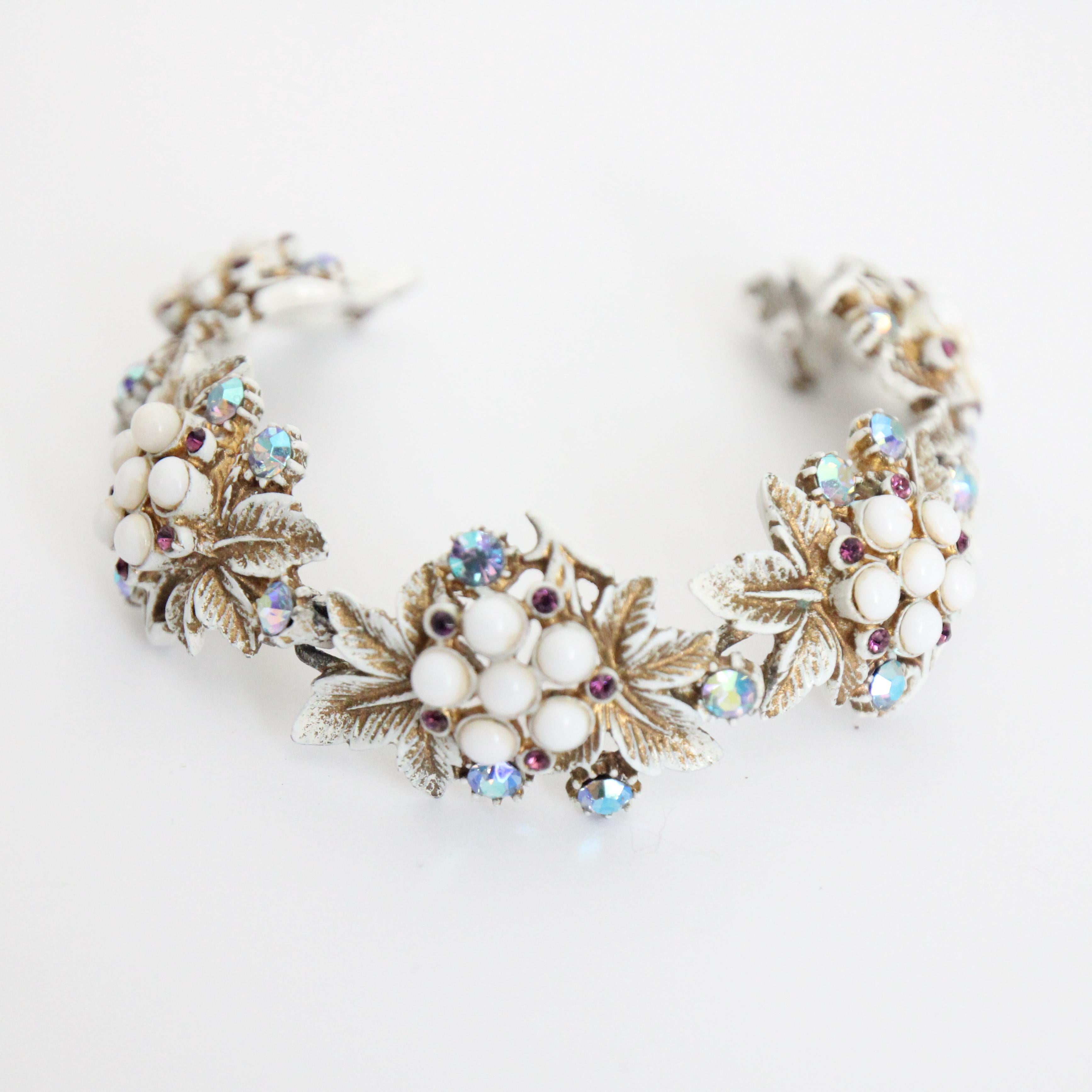Vintage 1950's Milk Glass Rhinestone Floral Bracelet 1950s Flower bangle Bon état - En vente à Cheltenham, GB