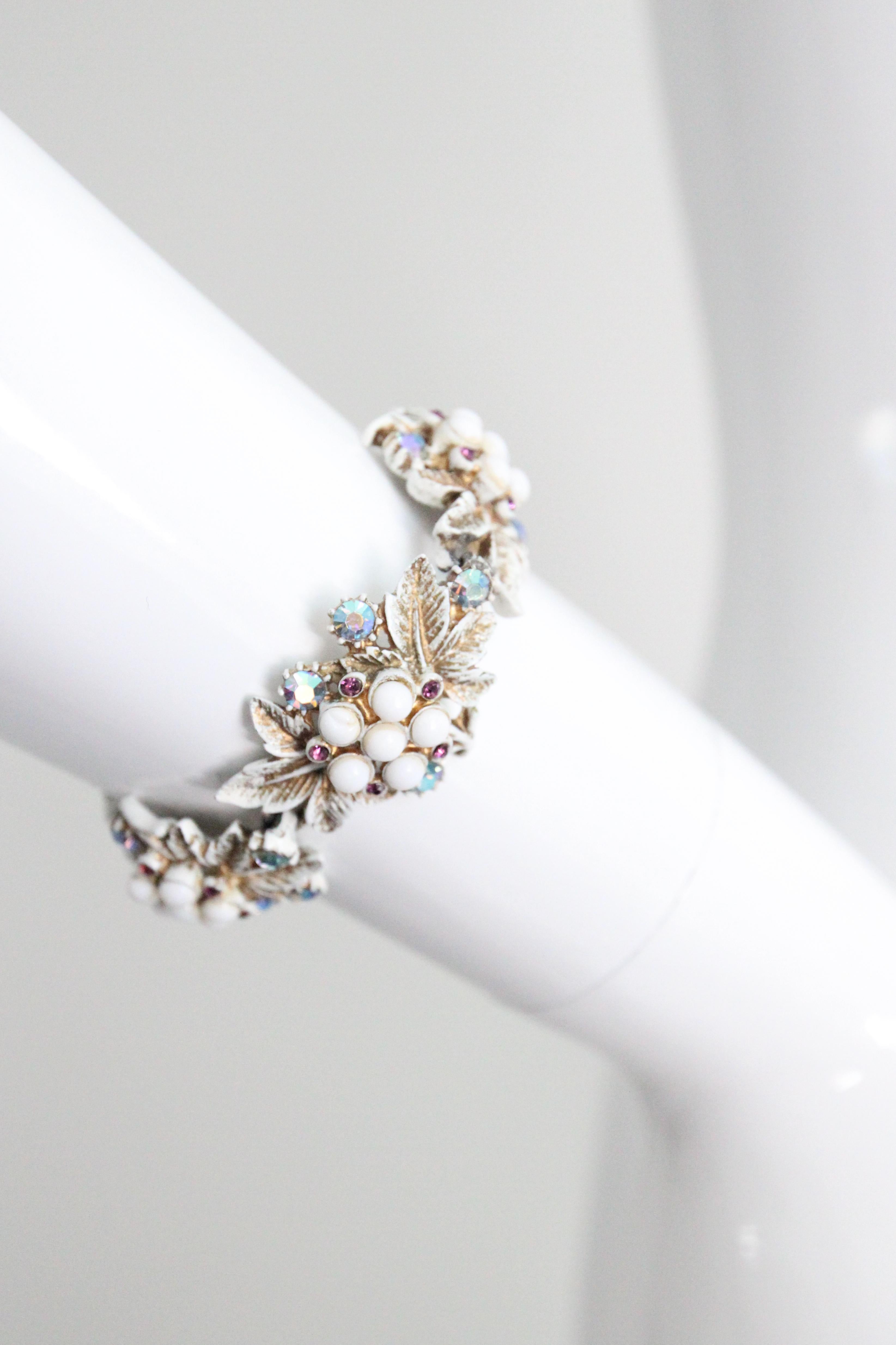Vintage 1950's Milk Glass Rhinestone Floral Bracelet 1950s Flower bangle Unisexe en vente
