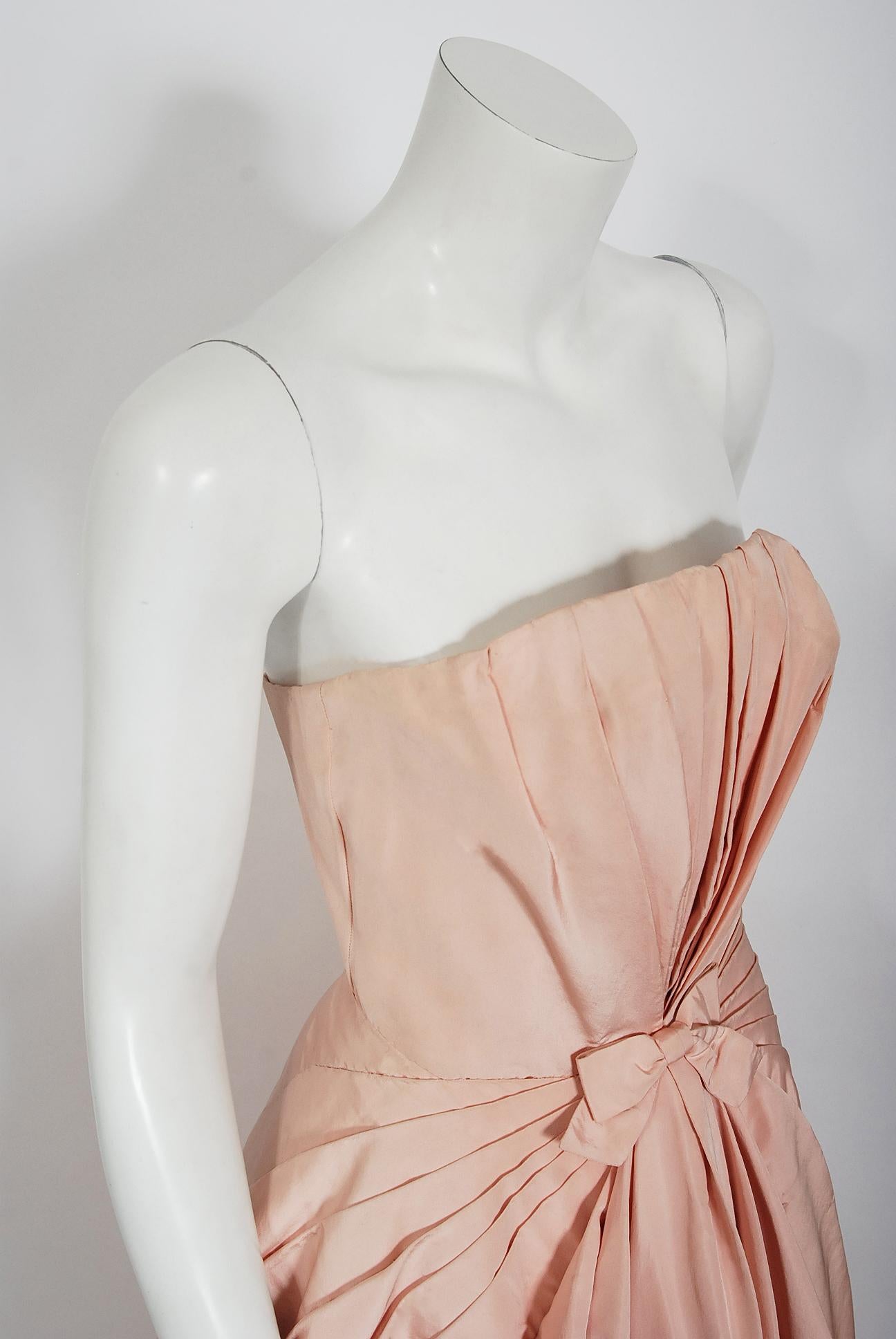 Vintage 1950's Mingolini Guggenheim Couture Rosa plissiert Seide trägerlos Kleid (Beige)
