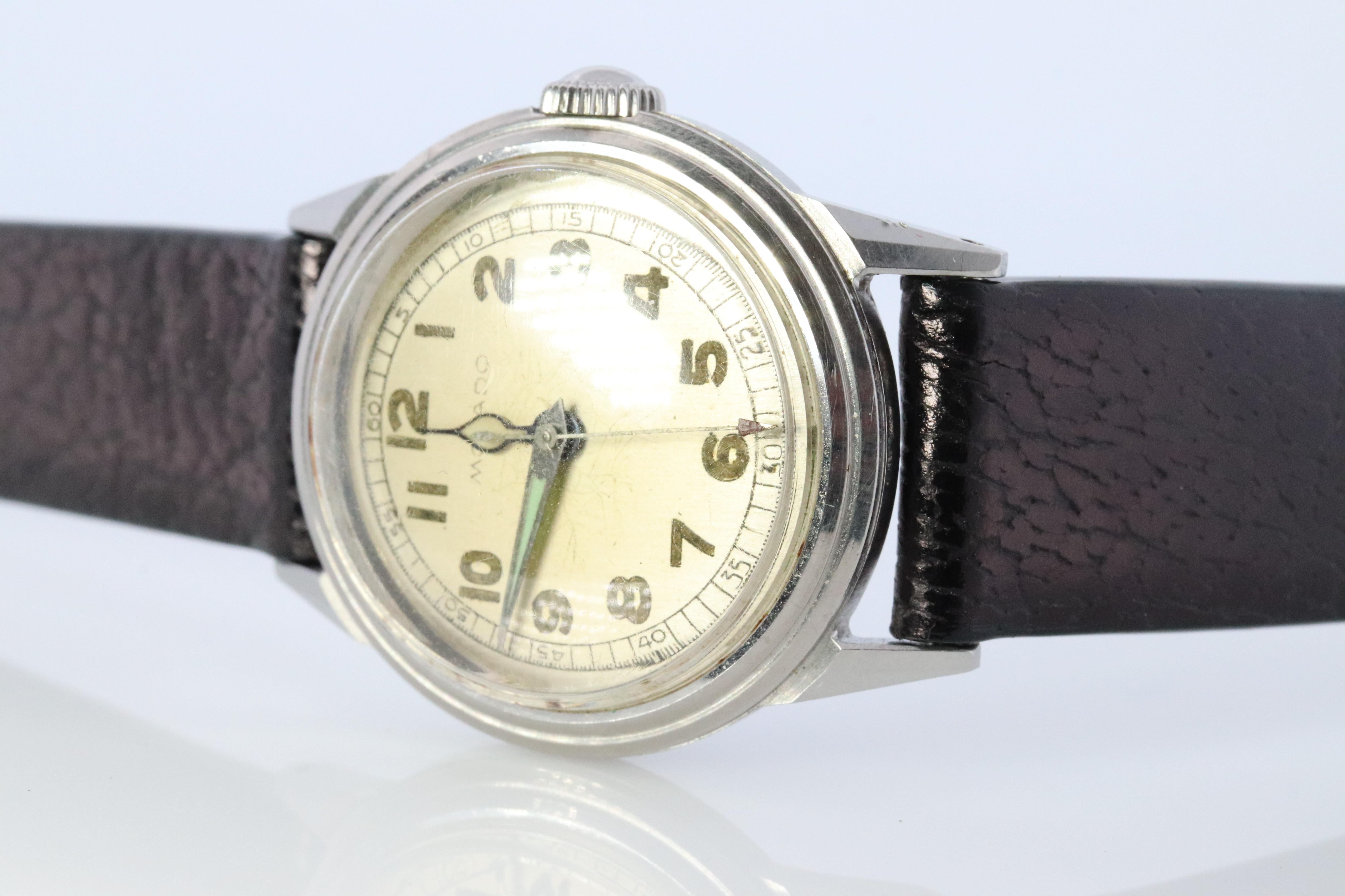 RARE Movado Mens Watch.

Réf. 18610

Boîtier en acier inoxydable. Montre Movado 17j.

Boîtier de 30 mm avec bande/bracelet en acier inoxydable

Belle montre. Mécanique. Fonctionne et reste à l'heure.


Condit : 1950s.
Nouveau Bandeau en cuir.