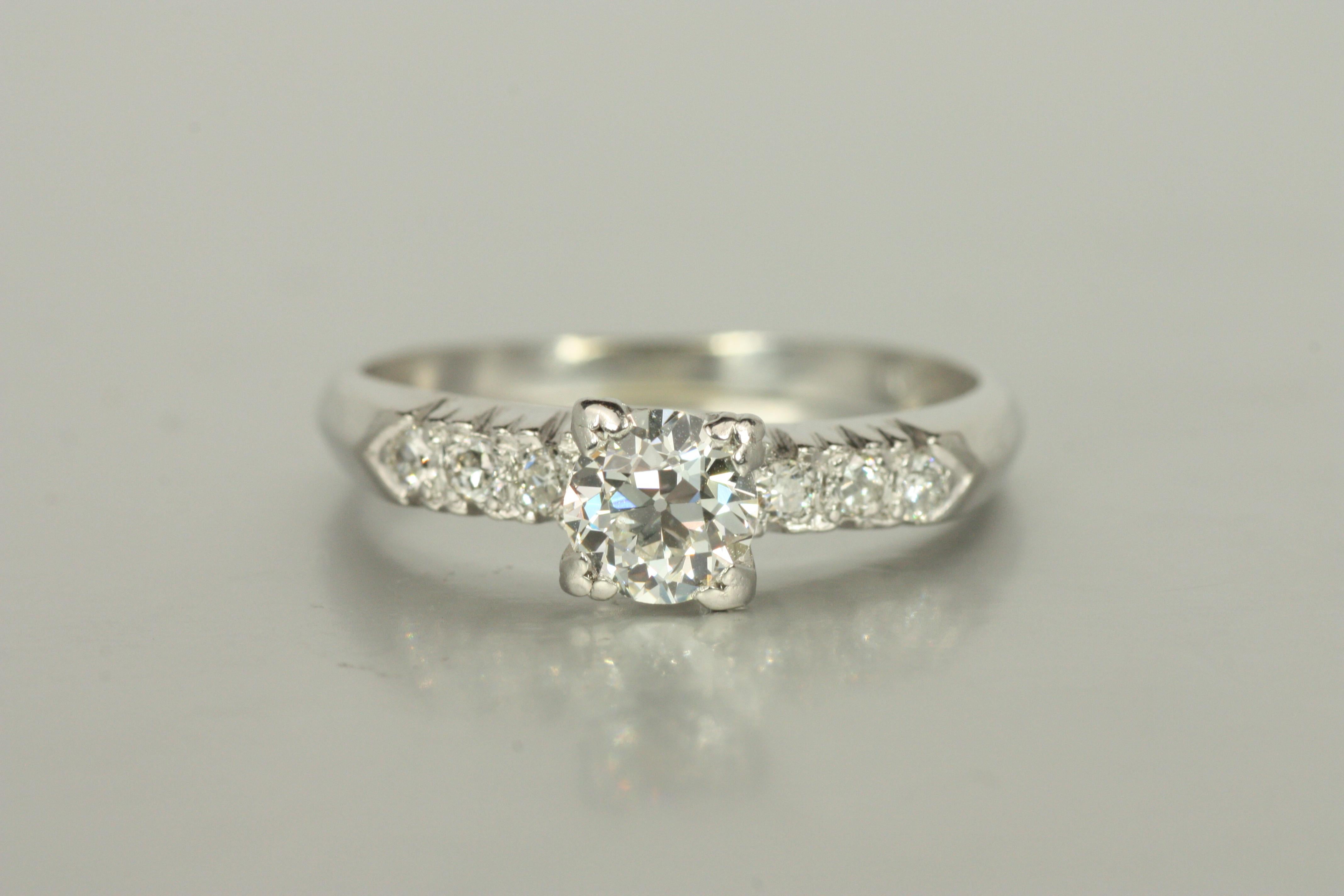 Anillo de compromiso de platino con diamante redondo y europeo antiguo de la década de 1950 en venta 1