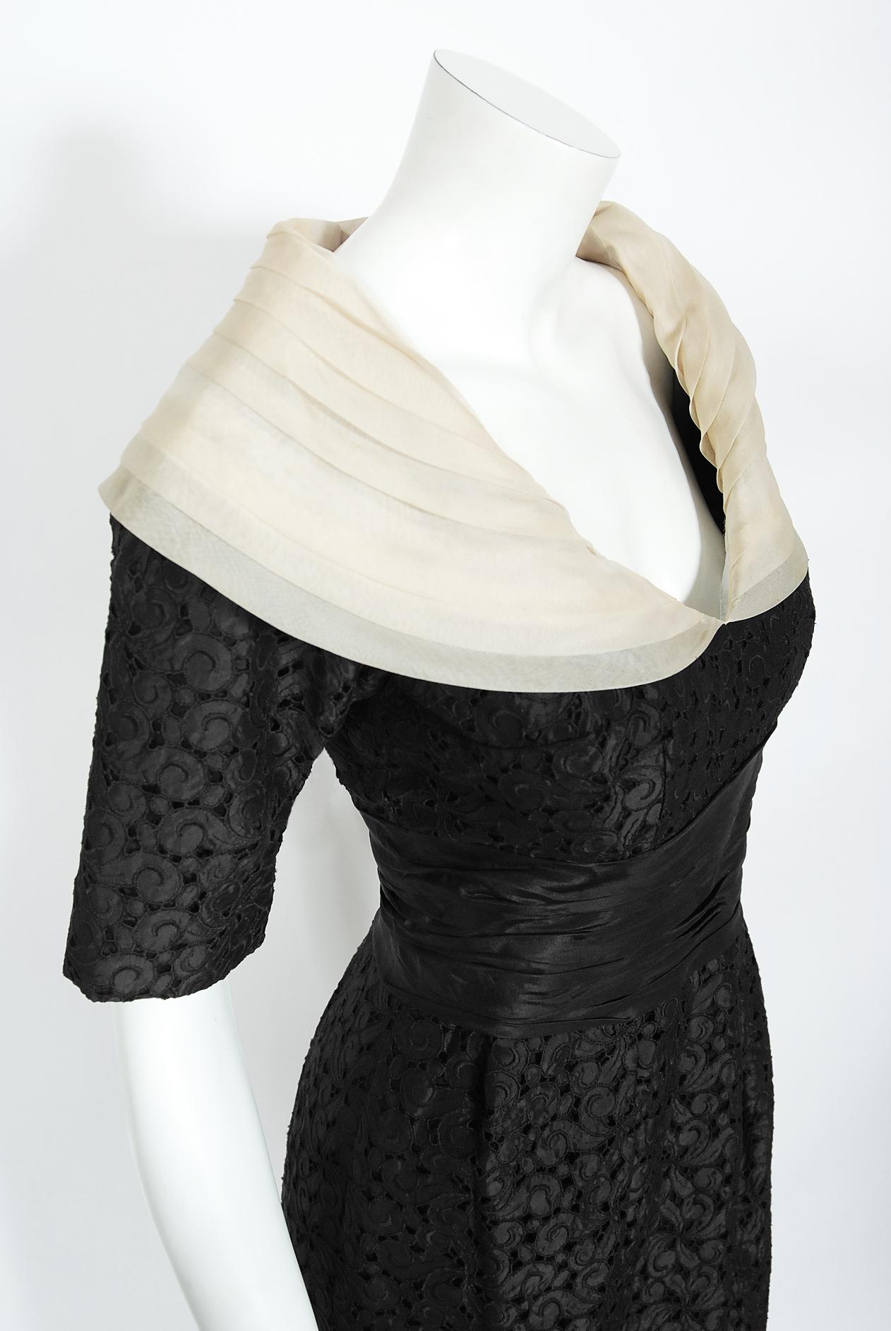 Vestido de seda negra bordada con cuello de retrato de Oleg Cassini Couture de los años 50 5