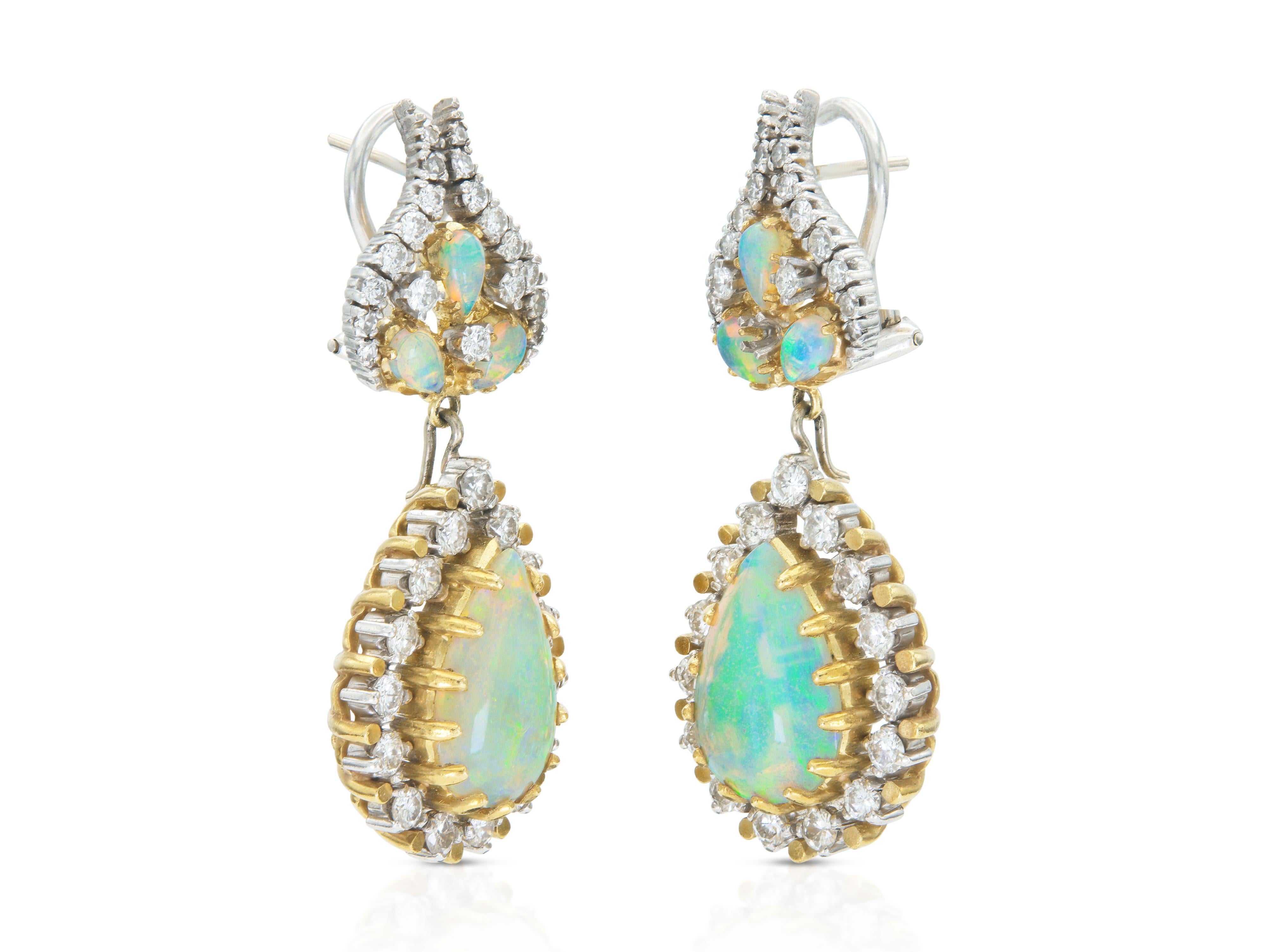 Finamente elaborada en platino y oro amarillo de 18 quilates con 2 ópalos cabujón en forma de pera que pesan aproximadamente un total de 5,00 quilates, 6 ópalos más pequeños que pesan aproximadamente un total de 2,00 quilates y diamantes redondos