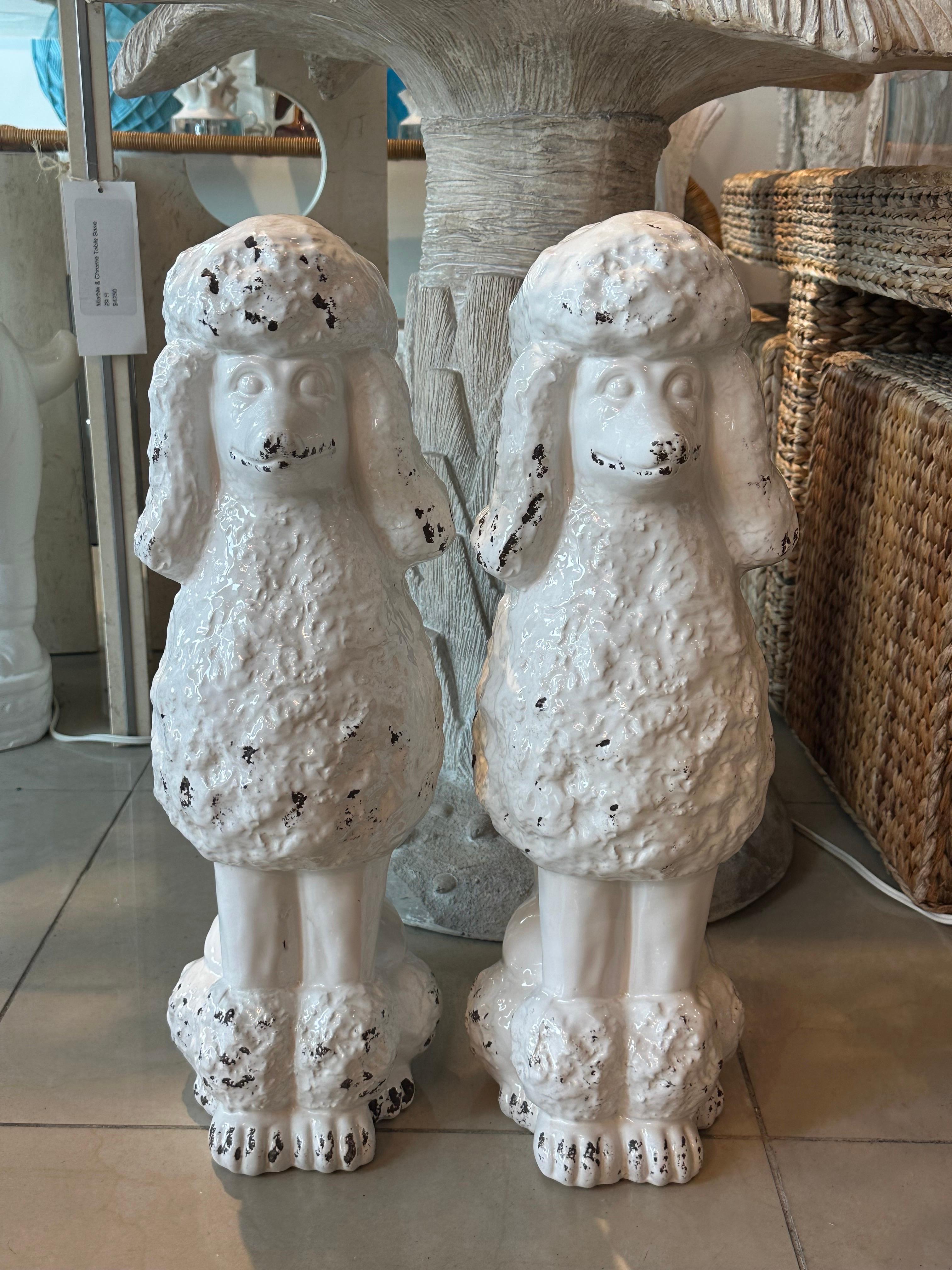 Hollywood Regency Vintage anni '50 Coppia di statue di cani barboncini bianchi in ceramica Made in Italy in vendita