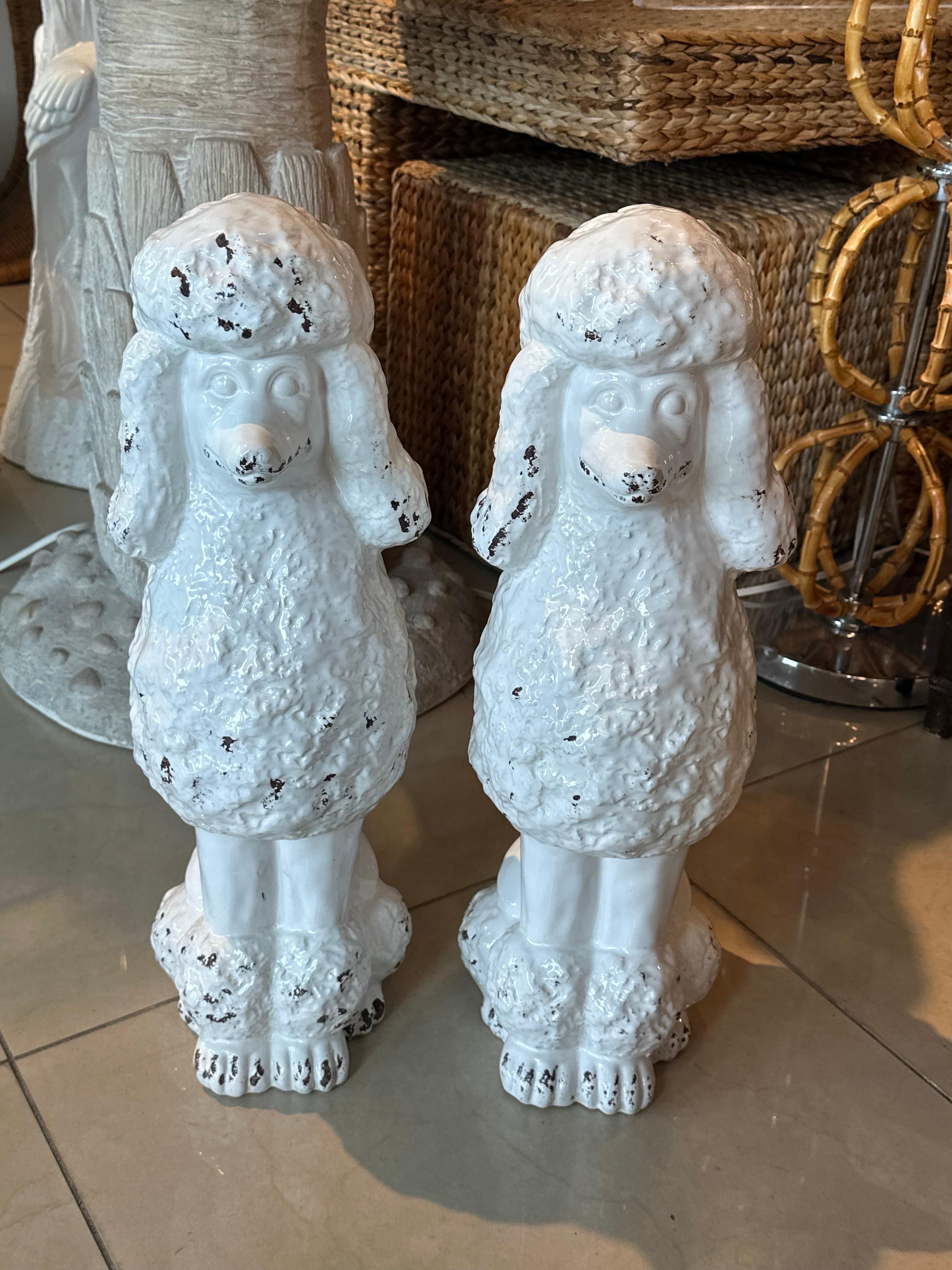 Vintage anni '50 Coppia di statue di cani barboncini bianchi in ceramica Made in Italy In condizioni buone in vendita a West Palm Beach, FL