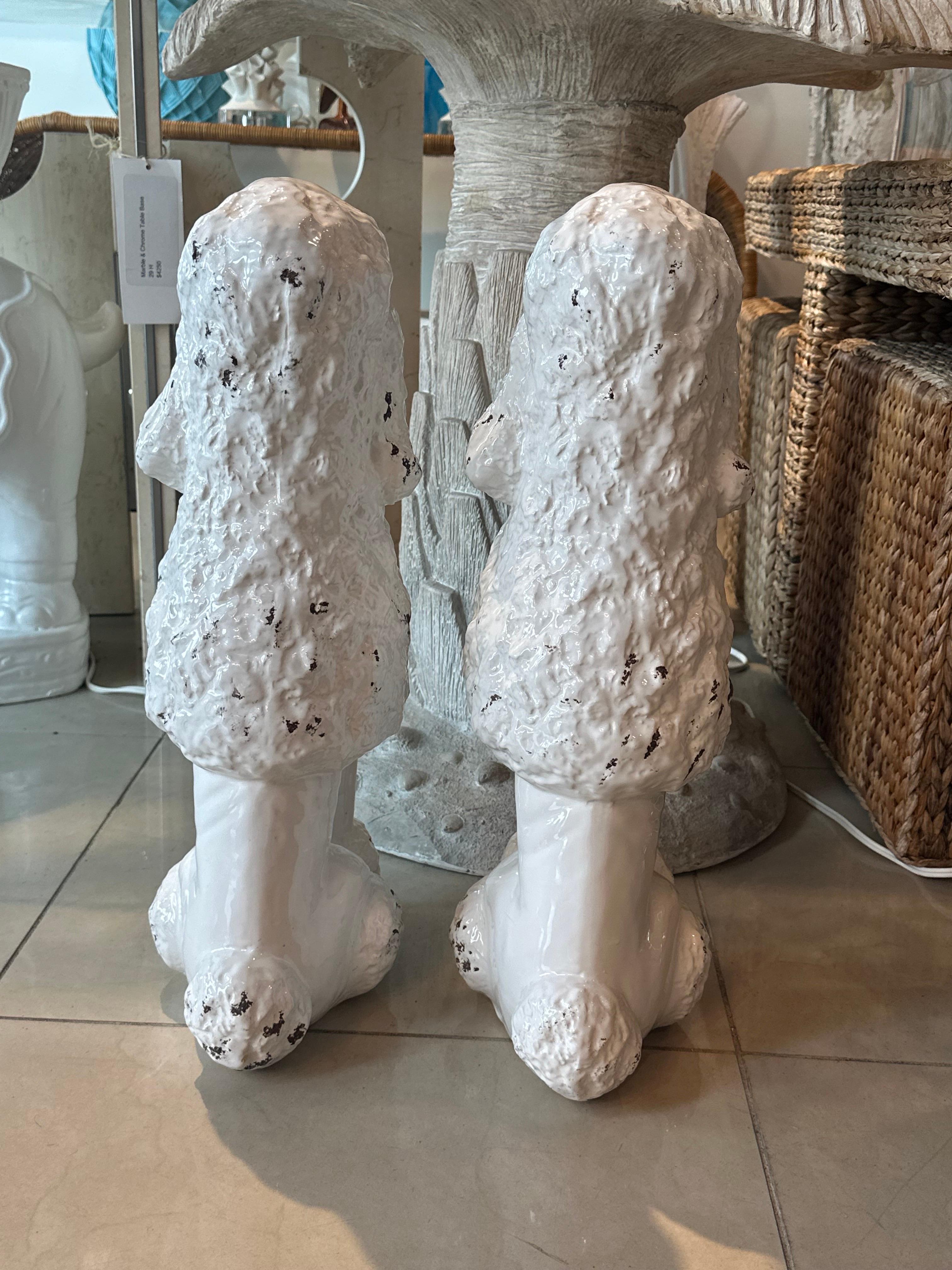 Metà XX secolo Vintage anni '50 Coppia di statue di cani barboncini bianchi in ceramica Made in Italy in vendita