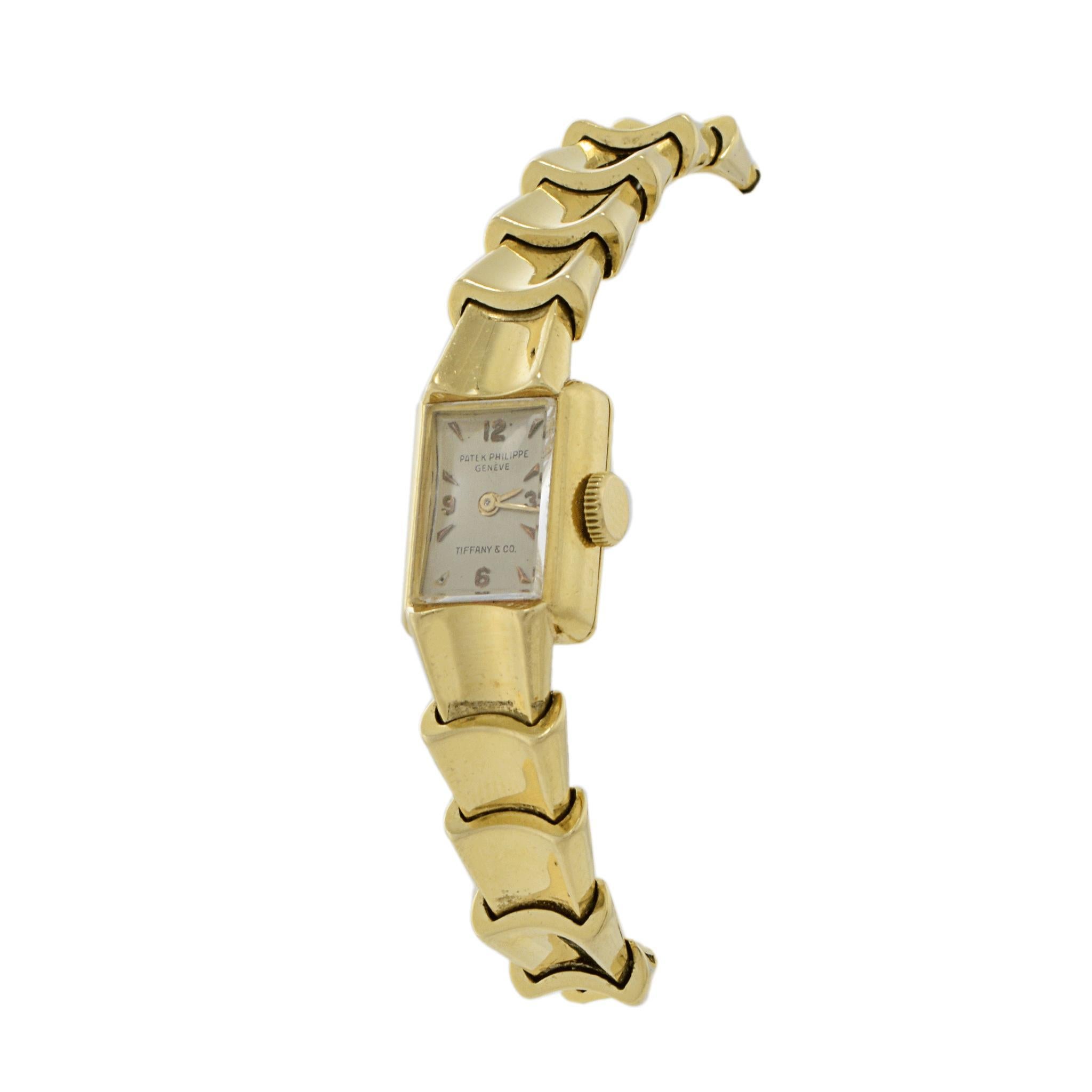 Eine raffinierte und elegante Armbanduhr aus dem Jahr 1950.

Dieser Zeitmesser hat ein rechteckiges Zifferblatt mit klassischem Design und ist mit den Schriftzügen 