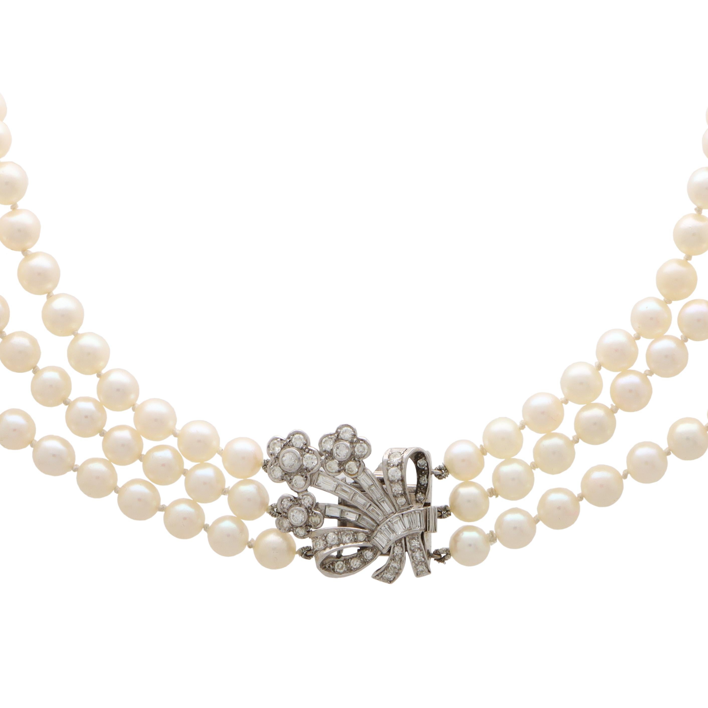  Un classico girocollo di diamanti e perle degli anni '50 con chiusura floreale in oro bianco 18 carati. 

Il pezzo è incastonato al centro con un'esclusiva placca floreale in oro bianco. La placca presenta un mix di diamanti tondi taglio brillante,