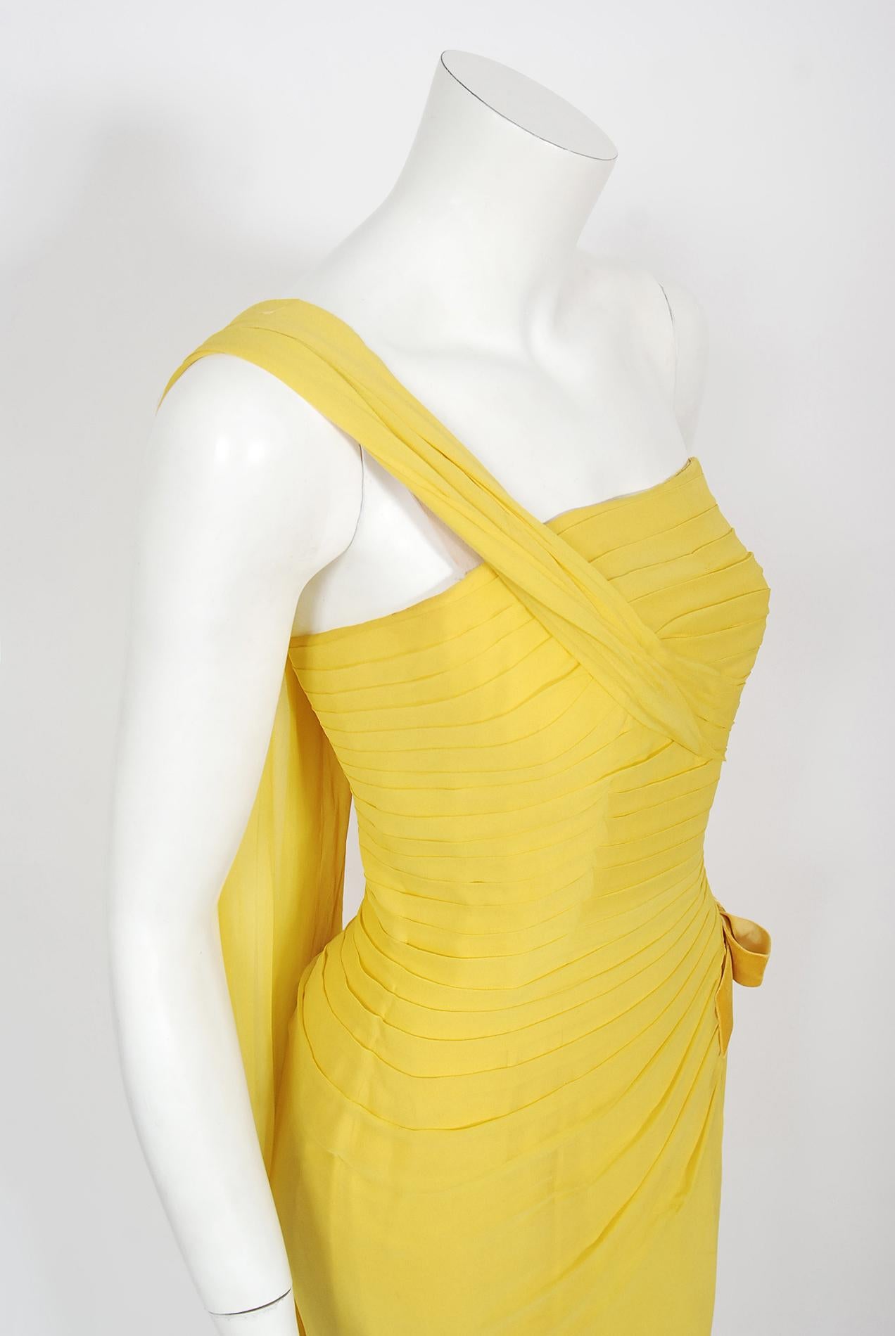 Philip Hulitar - Robe sablier drapée en mousseline de soie plissée jaune, vintage, années 1950 en vente 7