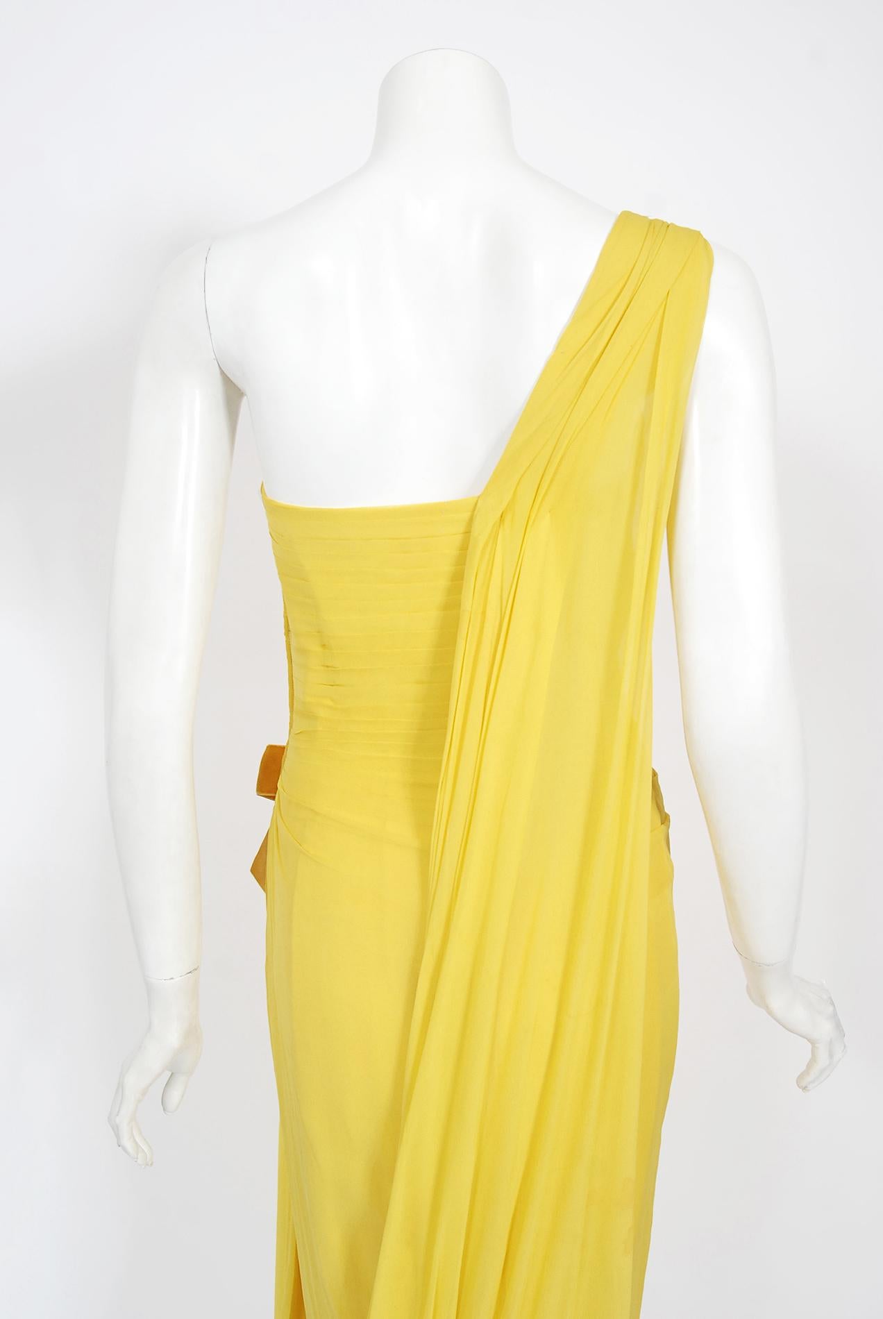 Philip Hulitar - Robe sablier drapée en mousseline de soie plissée jaune, vintage, années 1950 en vente 9
