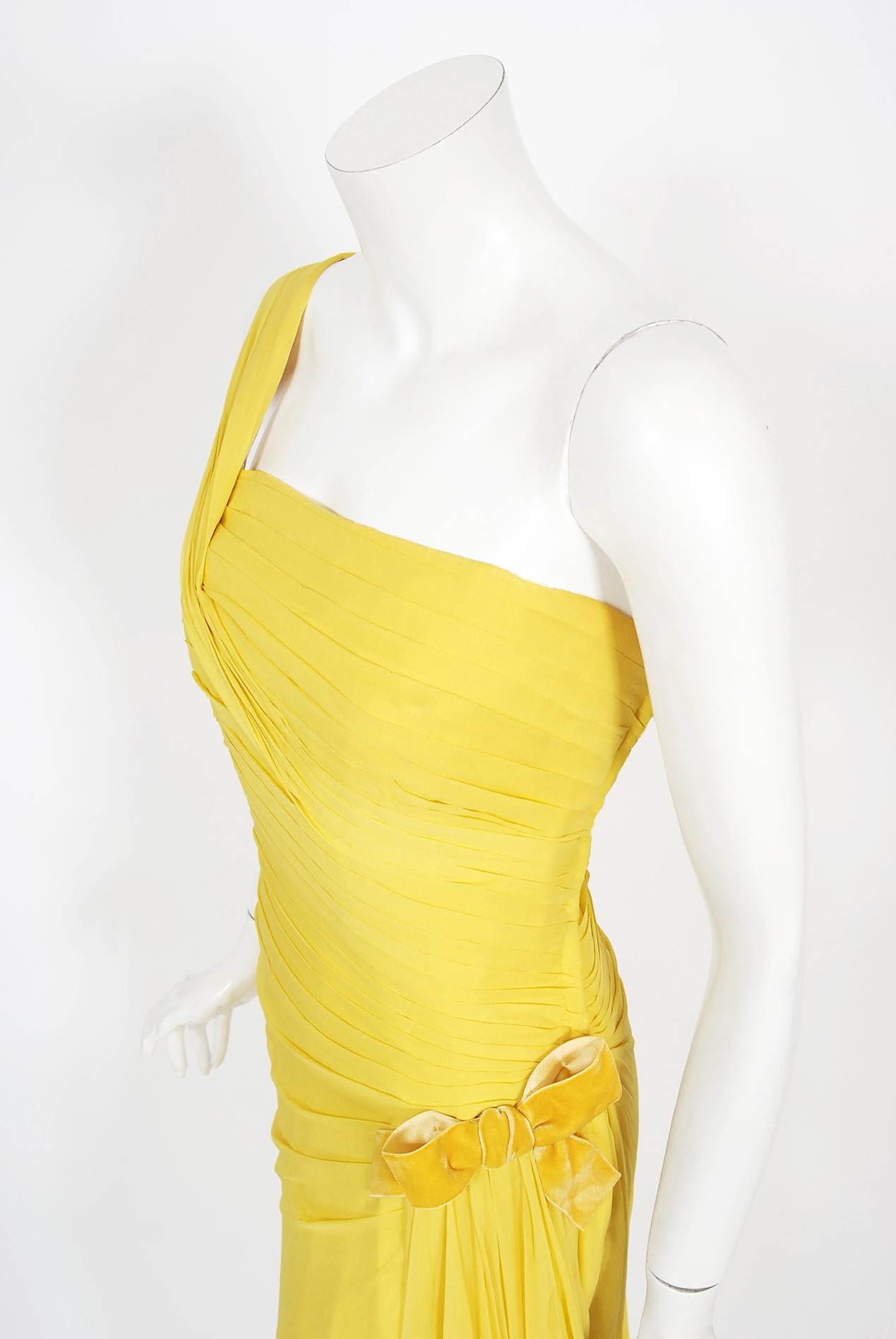 Philip Hulitar - Robe sablier drapée en mousseline de soie plissée jaune, vintage, années 1950 en vente 1