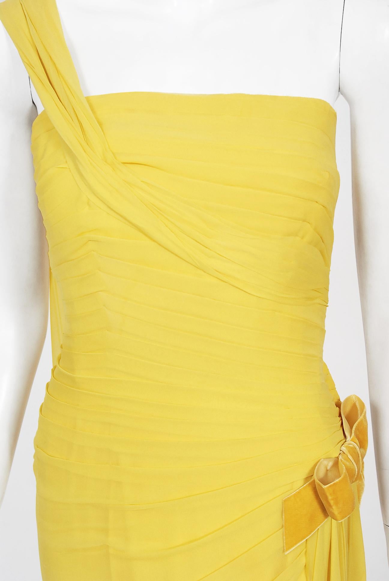 Philip Hulitar - Robe sablier drapée en mousseline de soie plissée jaune, vintage, années 1950 Bon état - En vente à Beverly Hills, CA