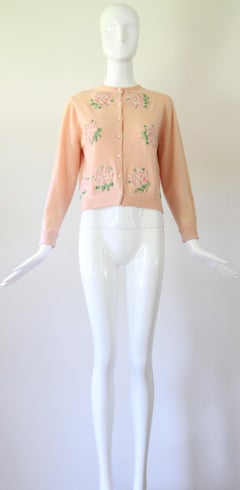 Cardigan vintage des années 1950 en cachemire rose avec des appliqués en forme de pivoines – taille US 6 / UK 10