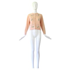 Cardigan vintage des années 1950 en cachemire rose avec des appliqués en forme de pivoines – taille US 6 / UK 10