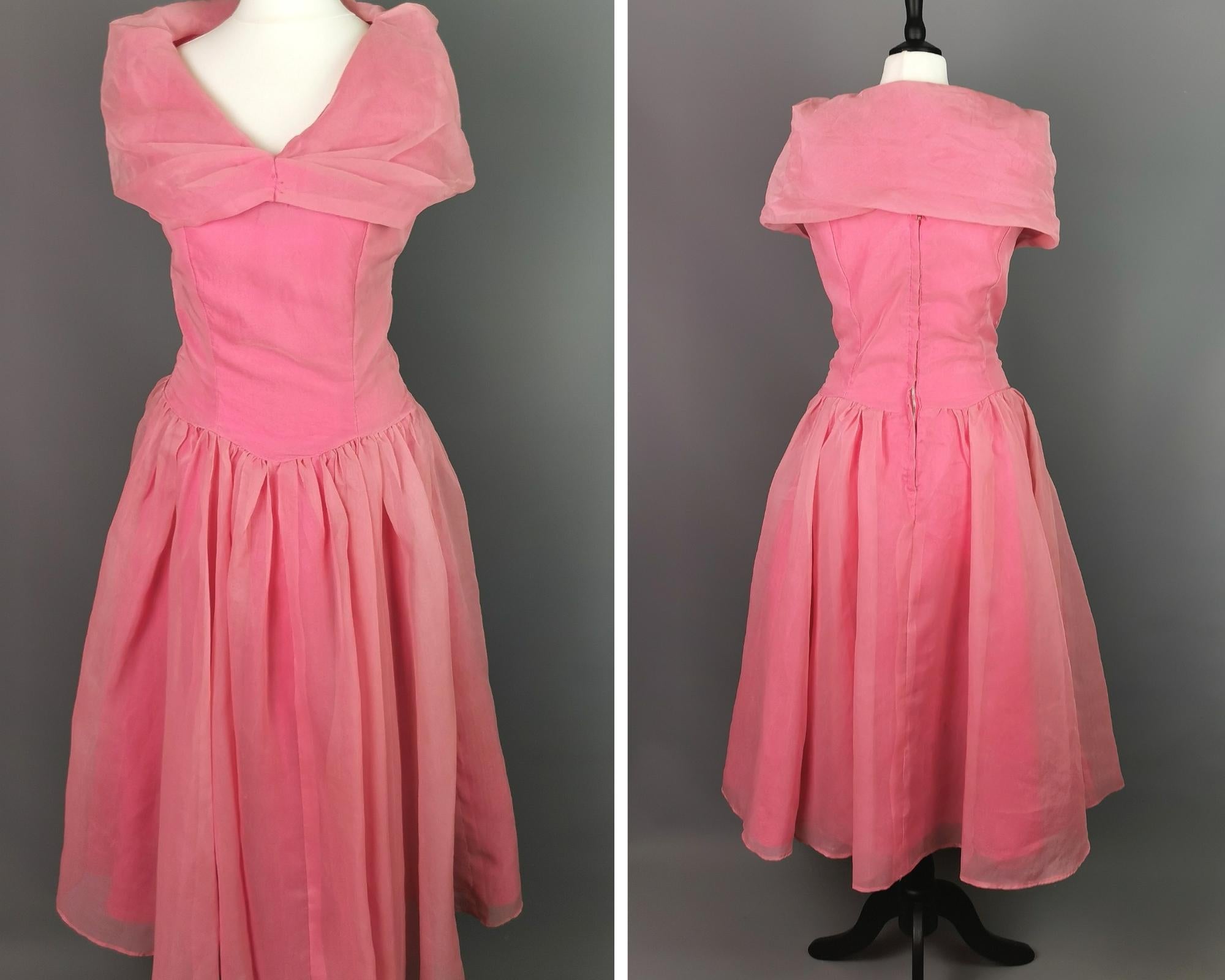 Magnifique robe de soirée vintage des années 1950 à jupe complète, de couleur rose, avec une superposition de mousseline de soie et d'organza.

La robe comporte plusieurs couches, y compris le jupon original qui donne à la jupe beaucoup de volume.