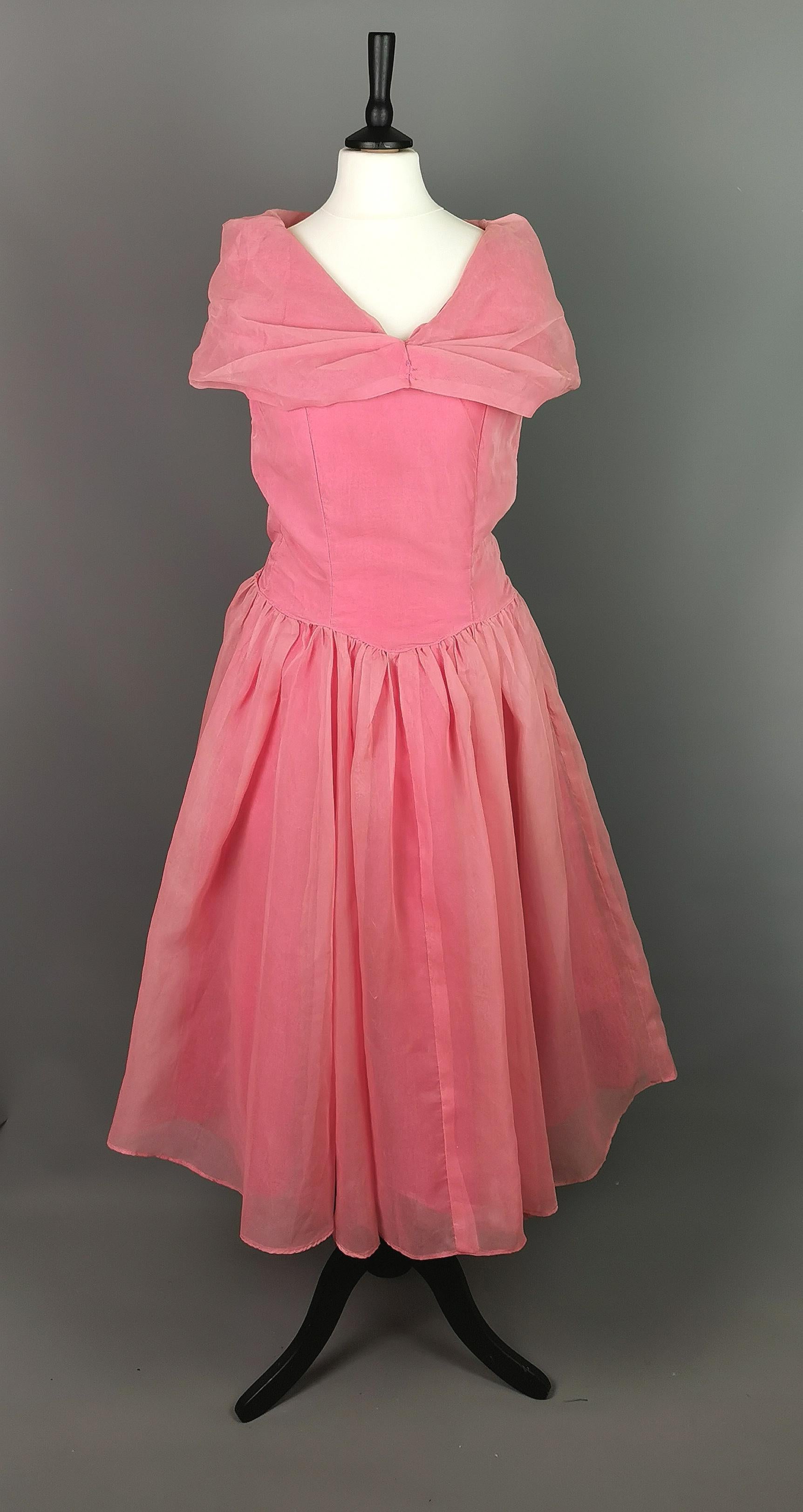 Vintage 1950s pink chiffon organza party dress, prom style  In Fair Condition For Sale In NEWARK, GB