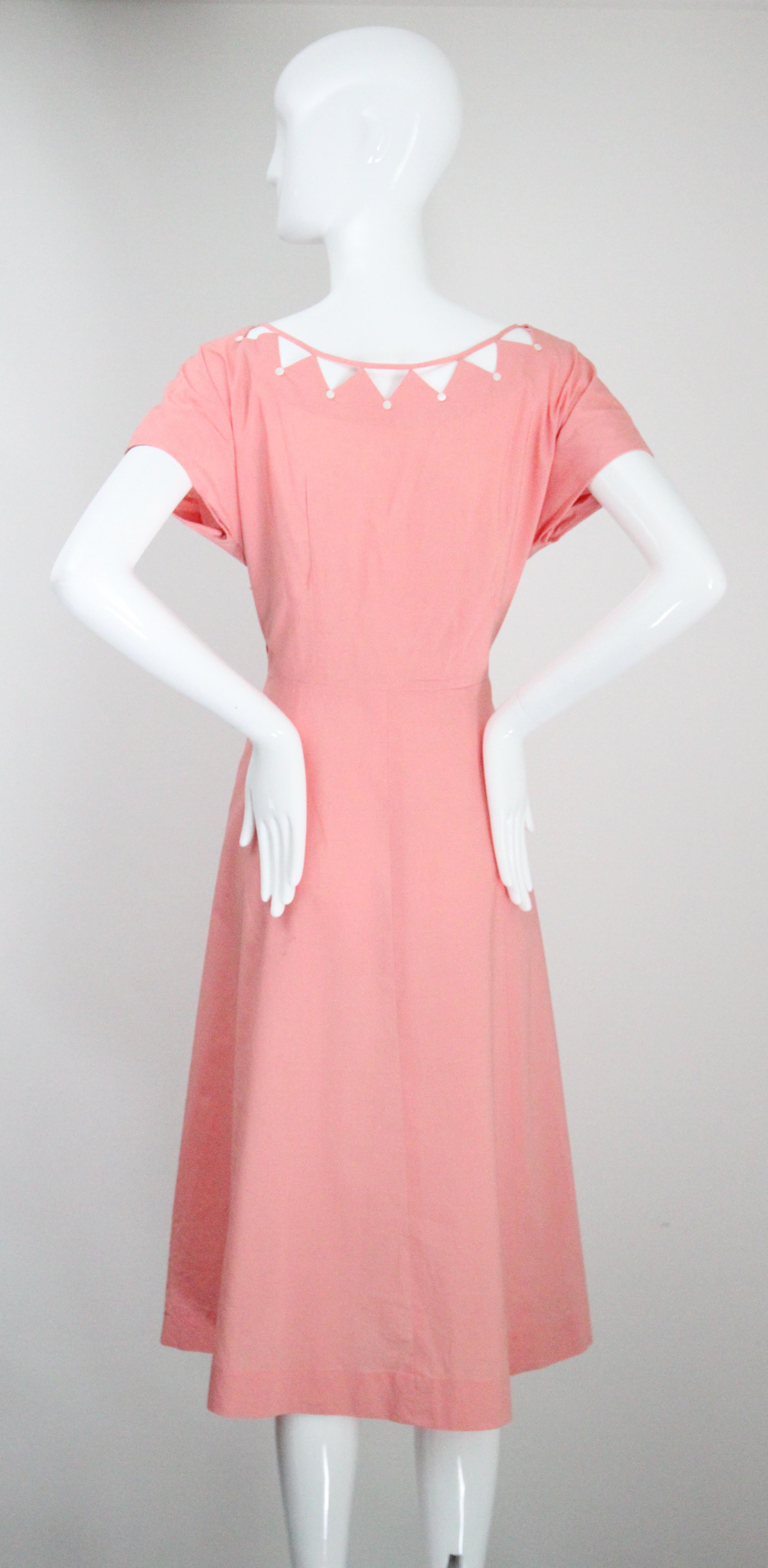 Robe de jour rose des années 1950 avec découpe en coton et encolure dégagée Robe rose GB 12 US 8 en vente 6
