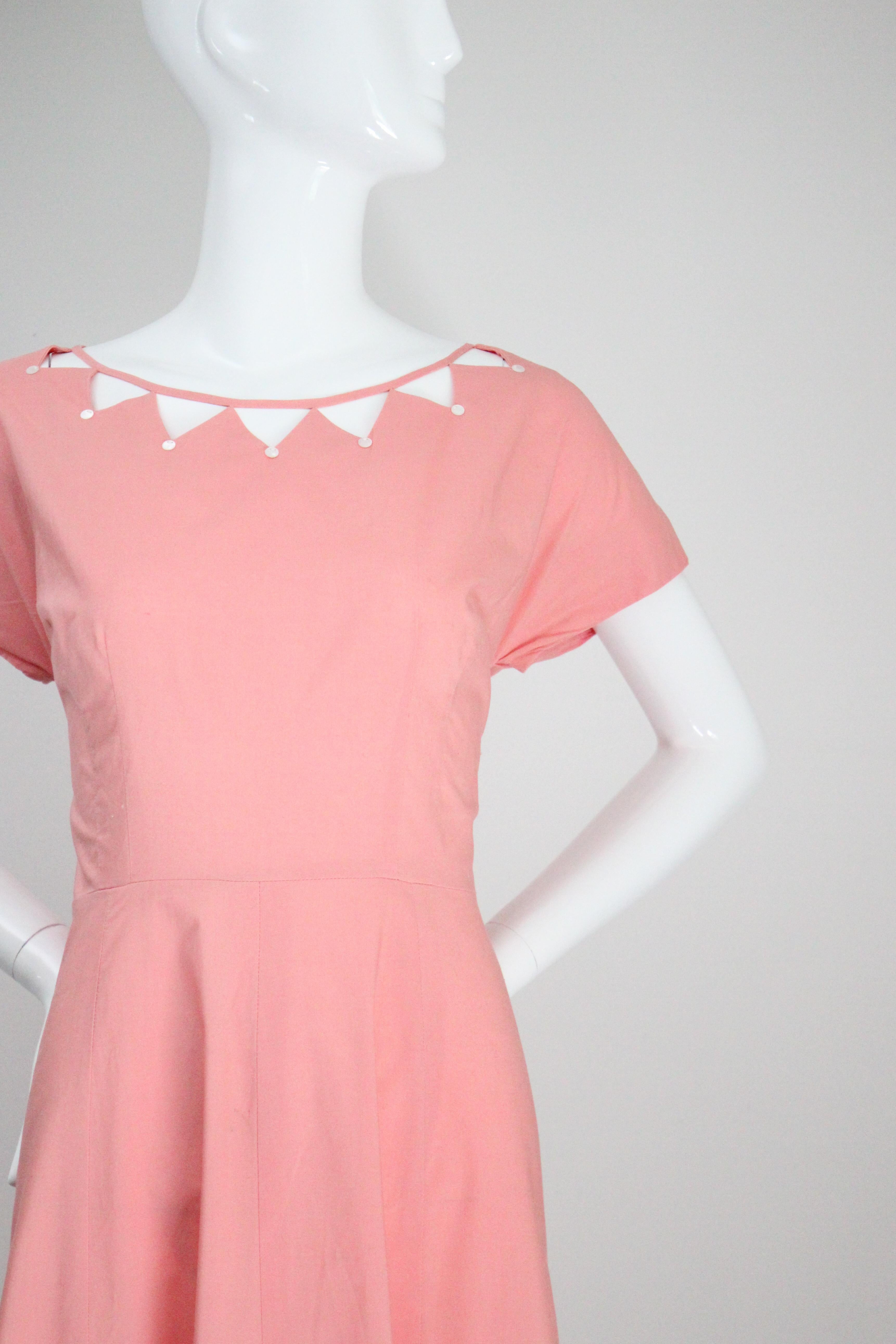 Rose Robe de jour rose des années 1950 avec découpe en coton et encolure dégagée Robe rose GB 12 US 8 en vente