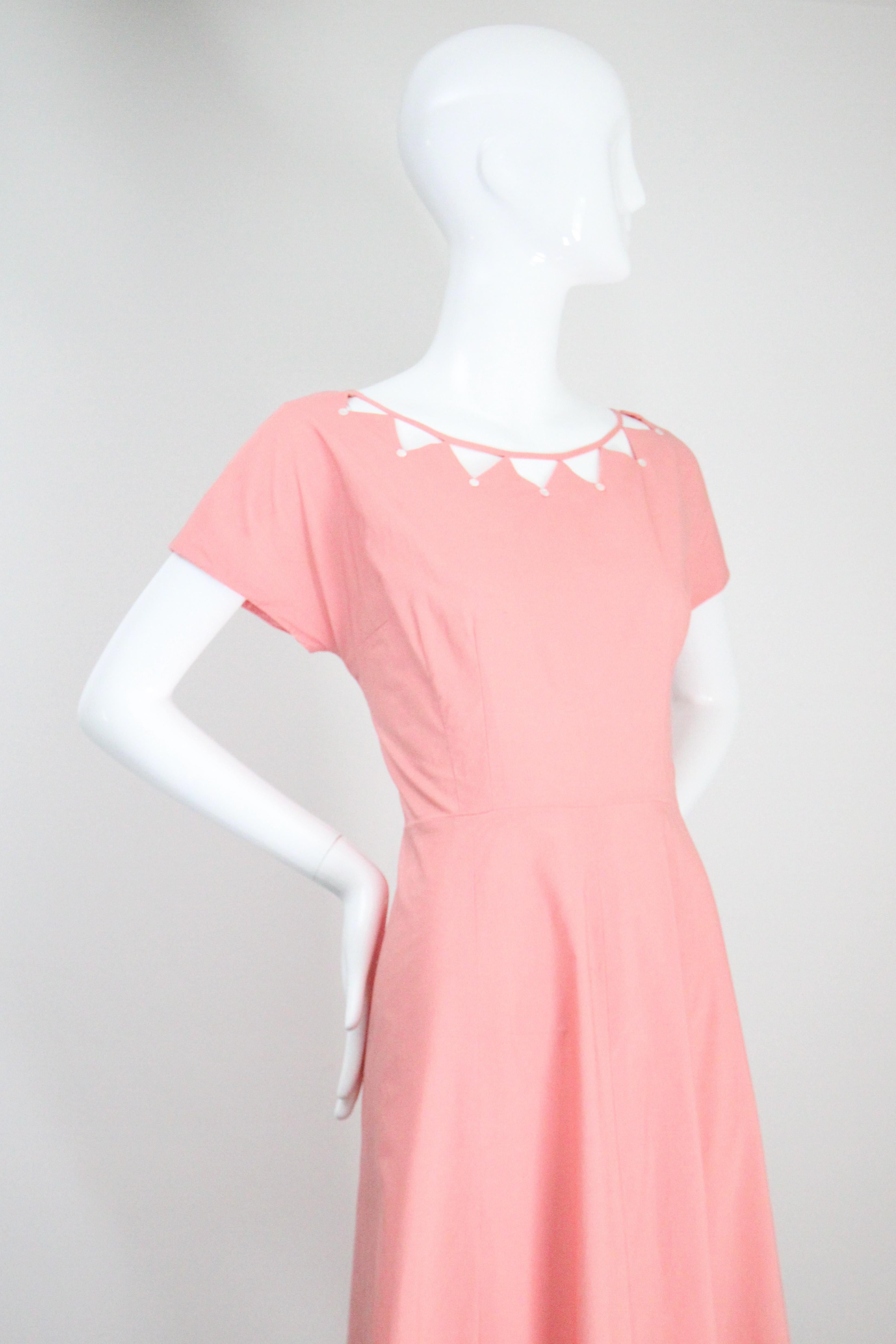 Robe de jour rose des années 1950 avec découpe en coton et encolure dégagée Robe rose GB 12 US 8 en vente 2
