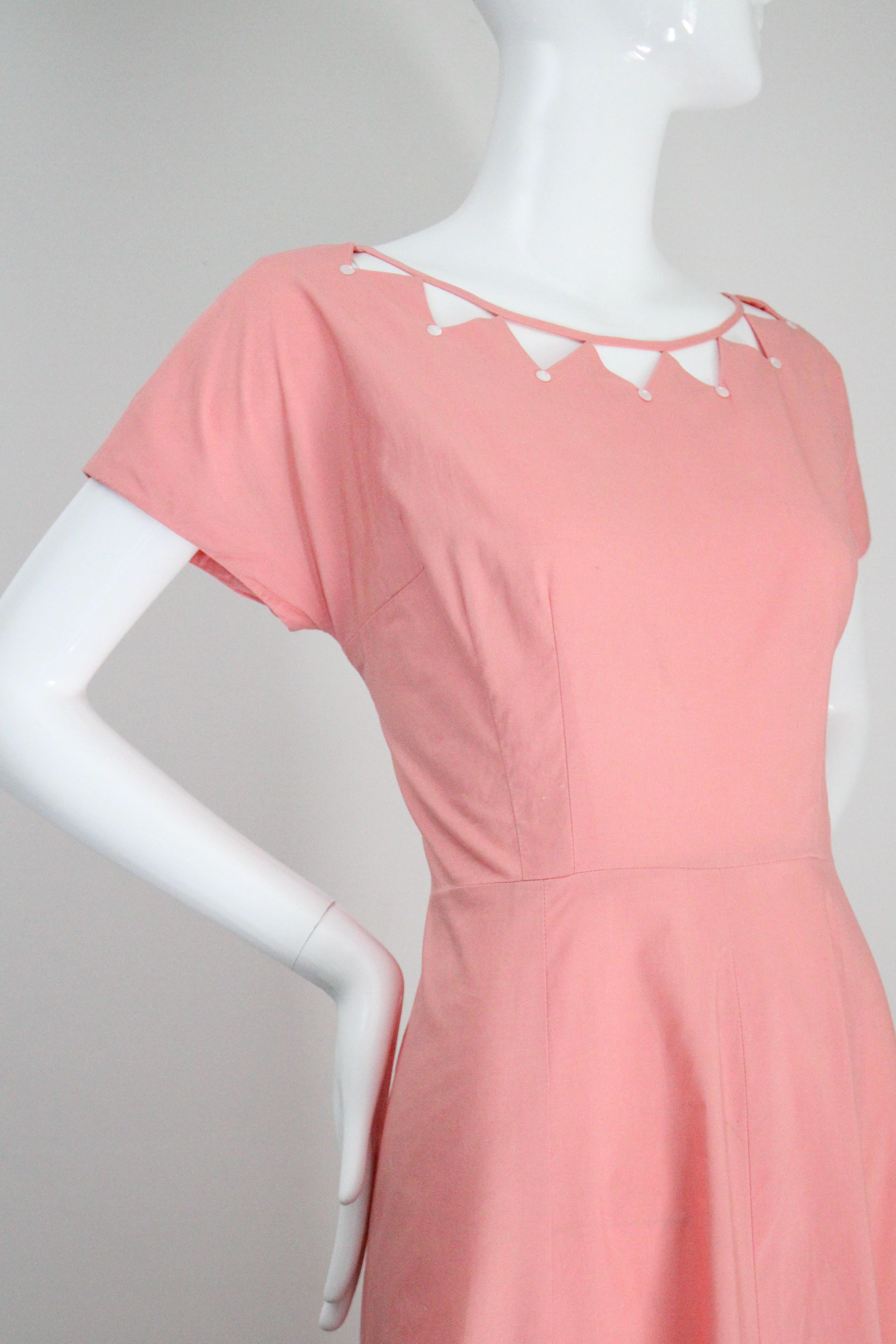 Robe de jour rose des années 1950 avec découpe en coton et encolure dégagée Robe rose GB 12 US 8 en vente 3