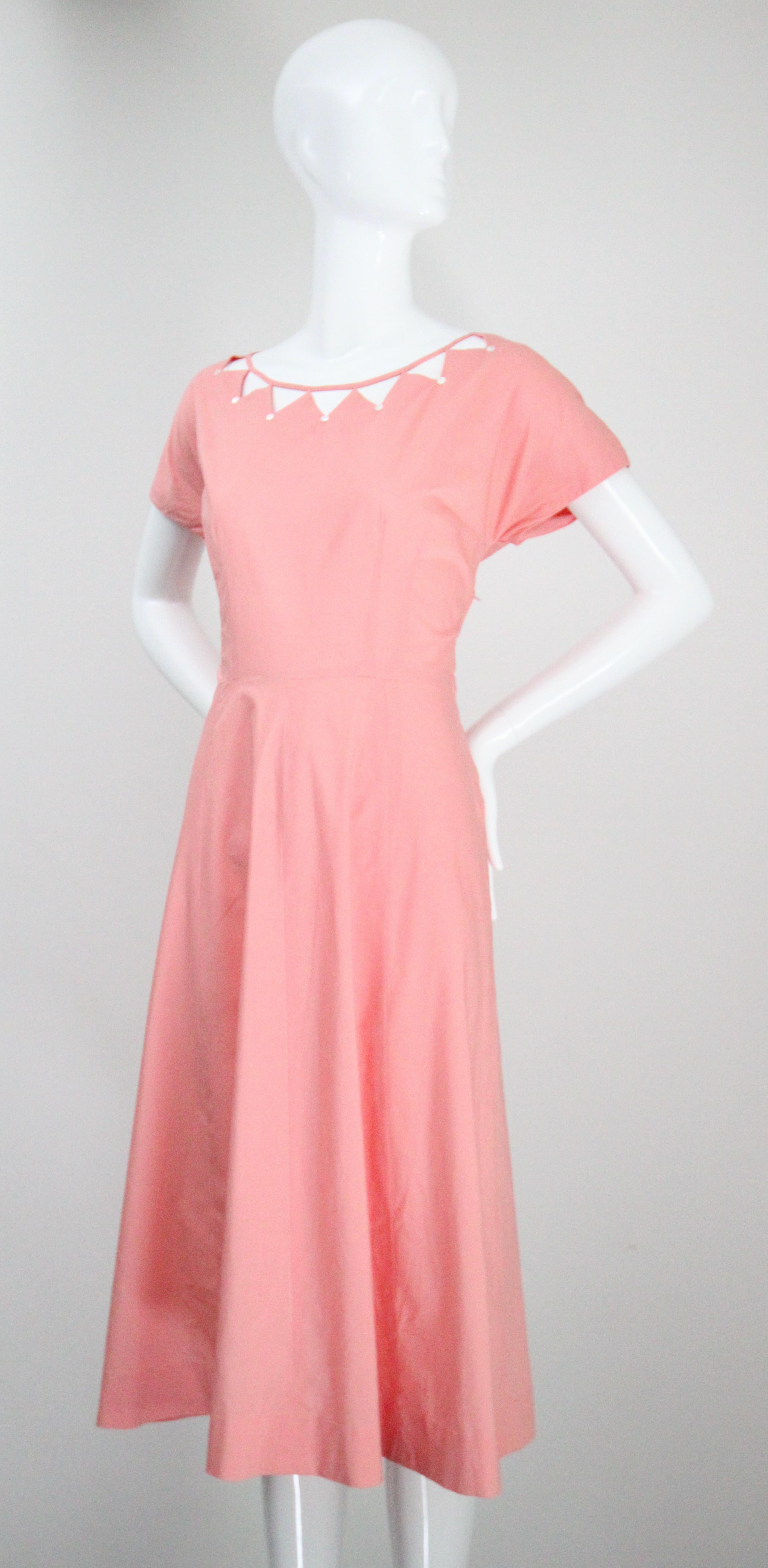 Robe de jour rose des années 1950 avec découpe en coton et encolure dégagée Robe rose GB 12 US 8 en vente 4