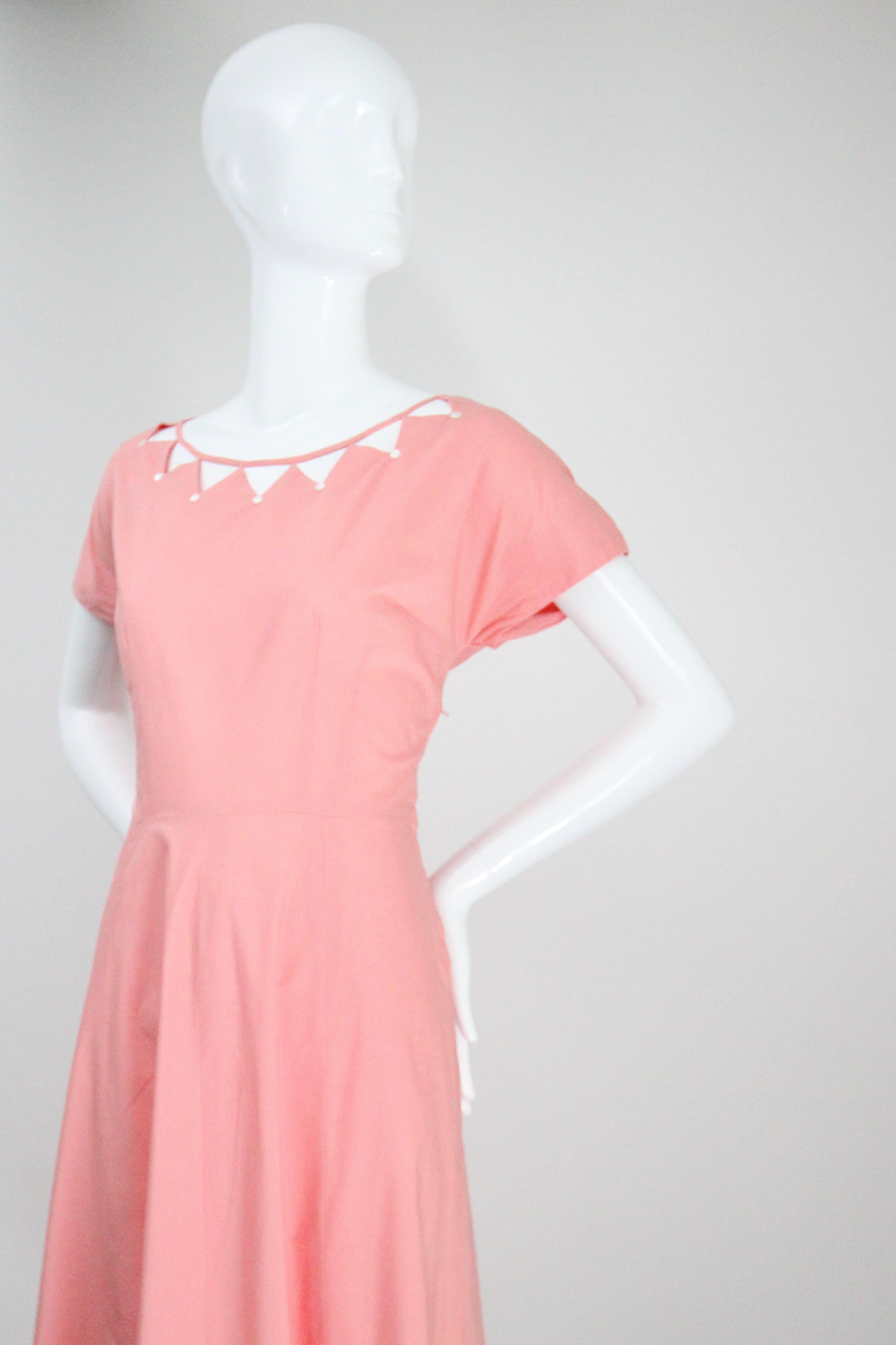 Robe de jour rose des années 1950 avec découpe en coton et encolure dégagée Robe rose GB 12 US 8 en vente 5
