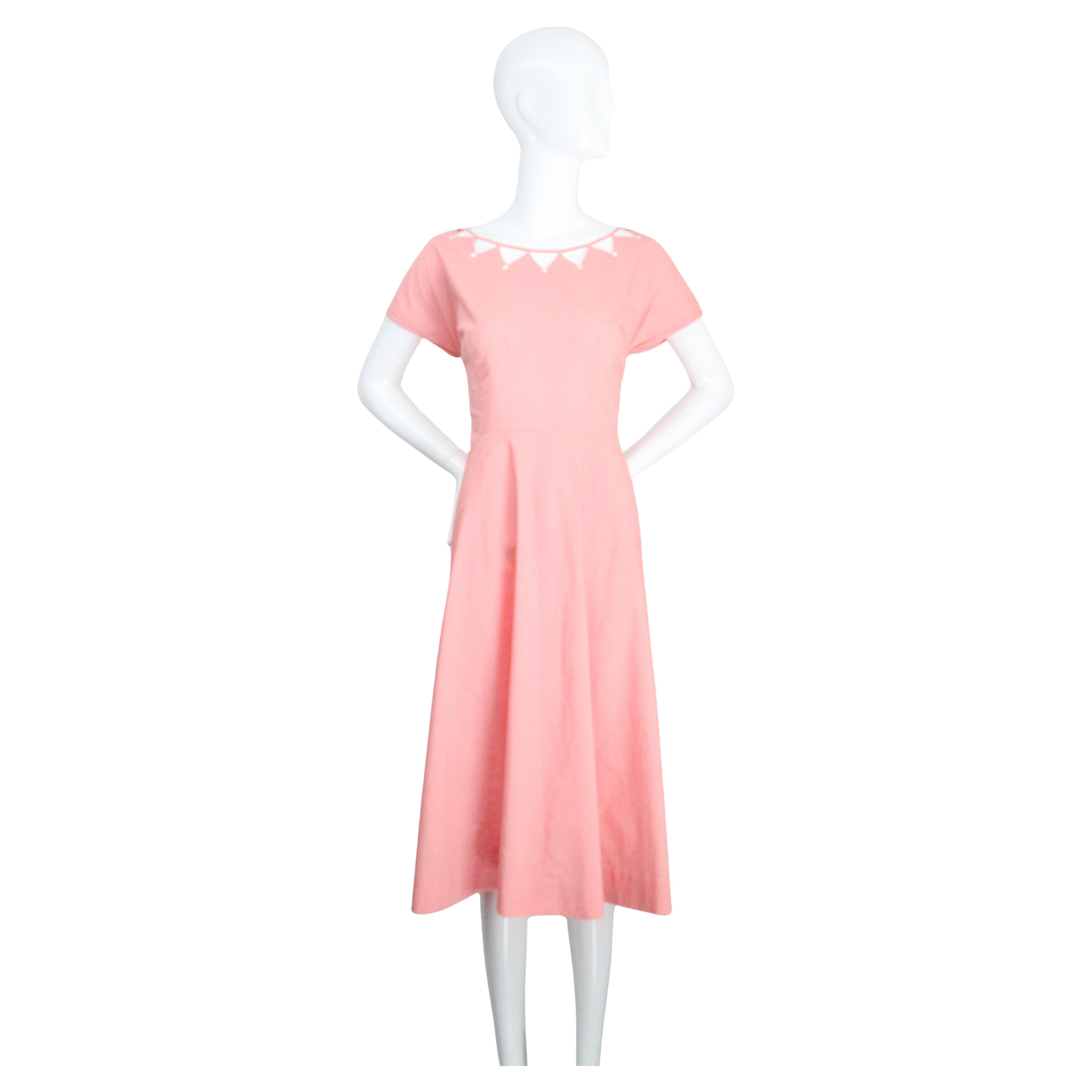 Robe de jour rose des années 1950 avec découpe en coton et encolure dégagée Robe rose GB 12 US 8 en vente