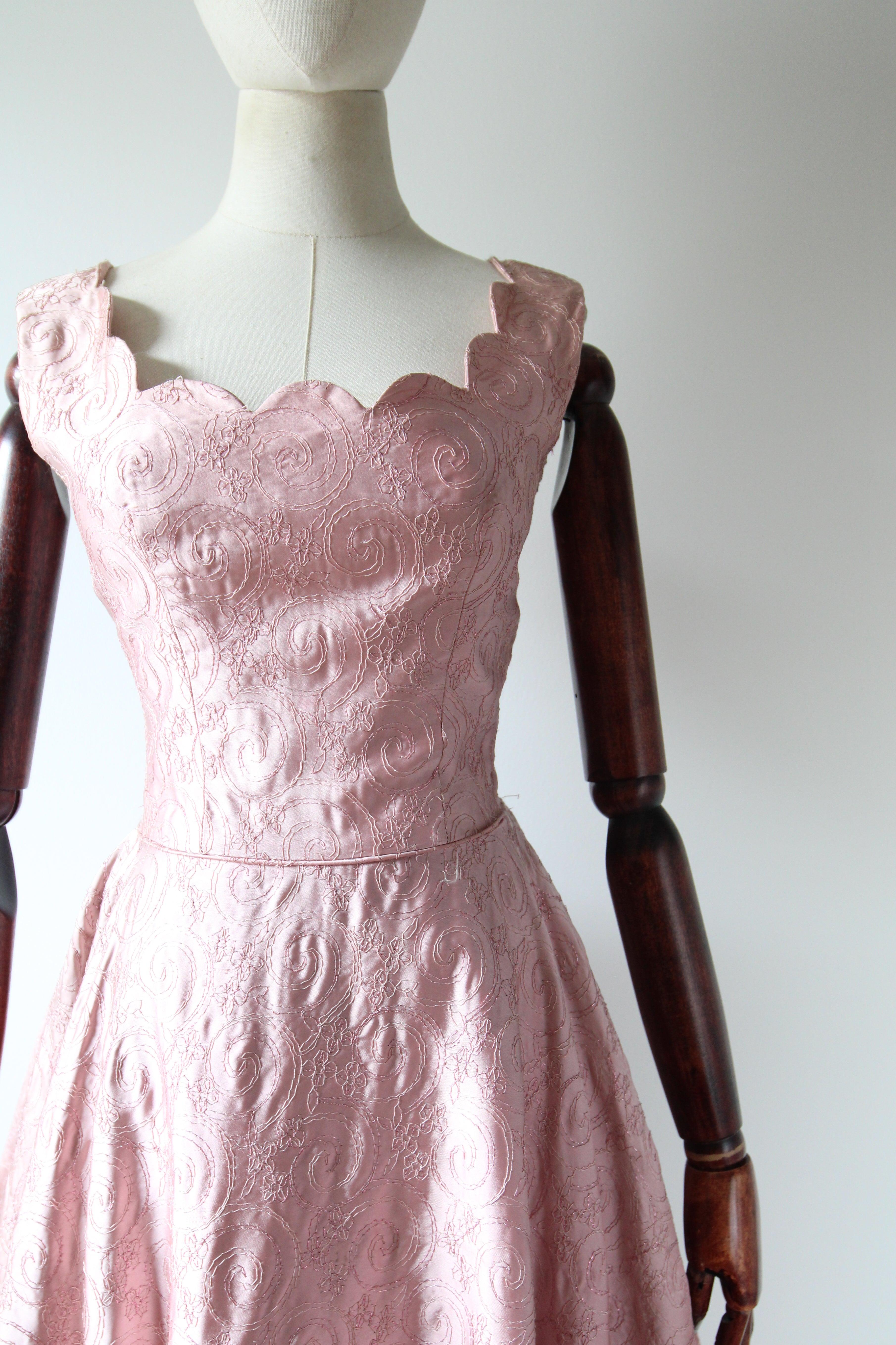 Beige Vintage 1950 Pink Satin Embroidered Scalloped Tiered Tulle Dress UK 6-8 US 2-4 in vendita