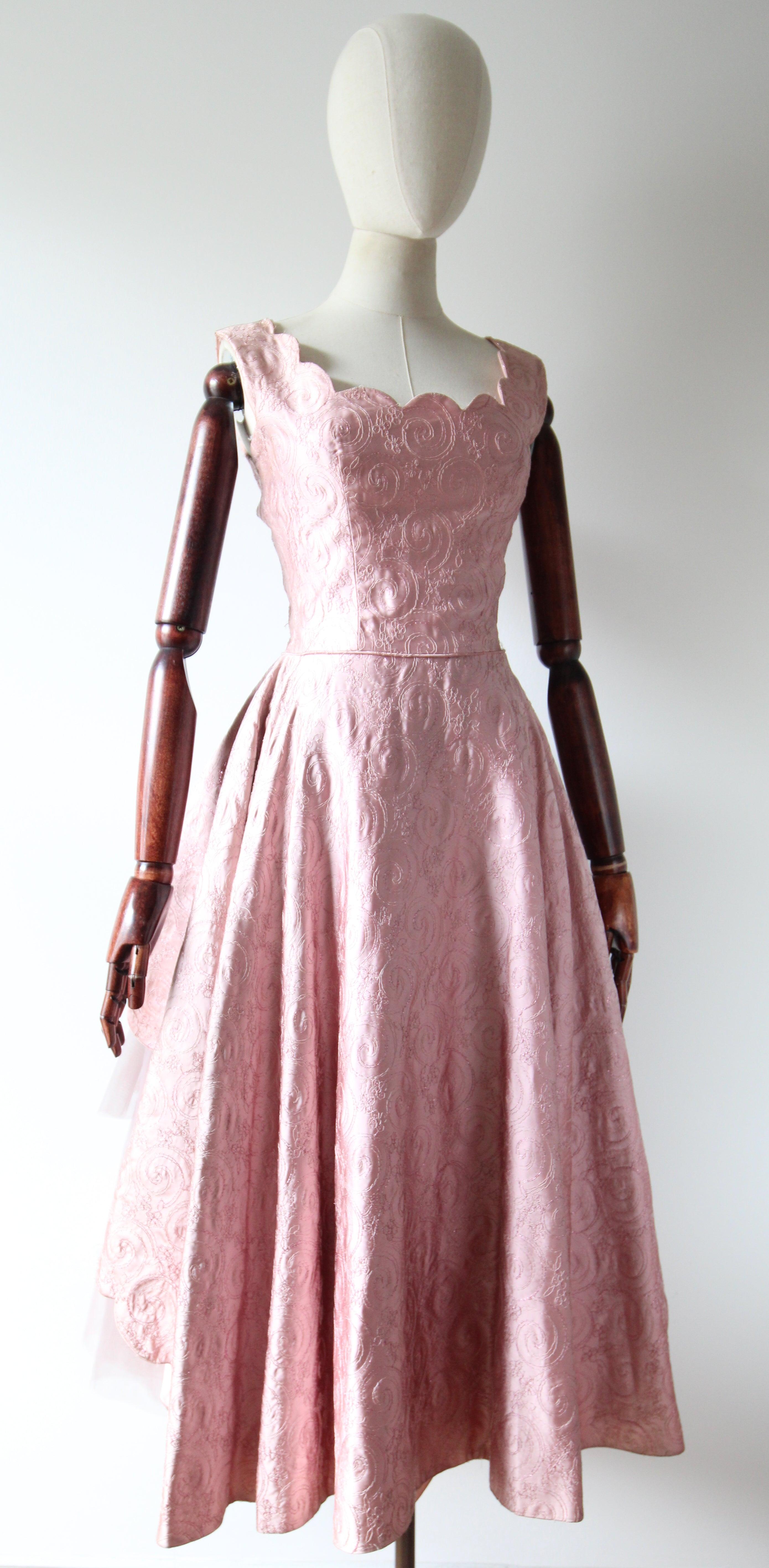 Vintage 1950 Pink Satin Embroidered Scalloped Tiered Tulle Dress UK 6-8 US 2-4 In condizioni buone in vendita a Cheltenham, GB