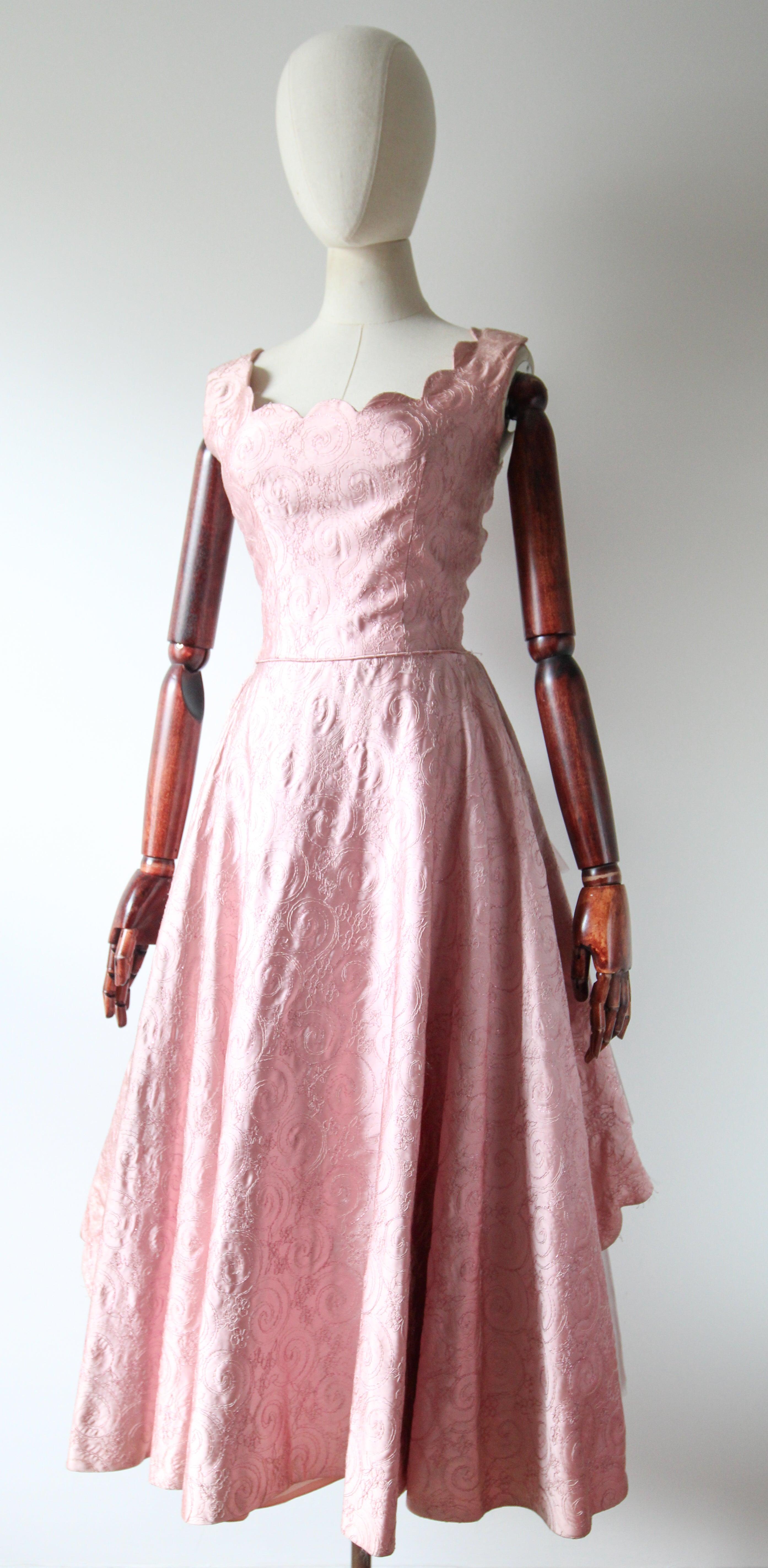 Vintage 1950 Pink Satin Embroidered Scalloped Tiered Tulle Dress UK 6-8 US 2-4 in vendita 2