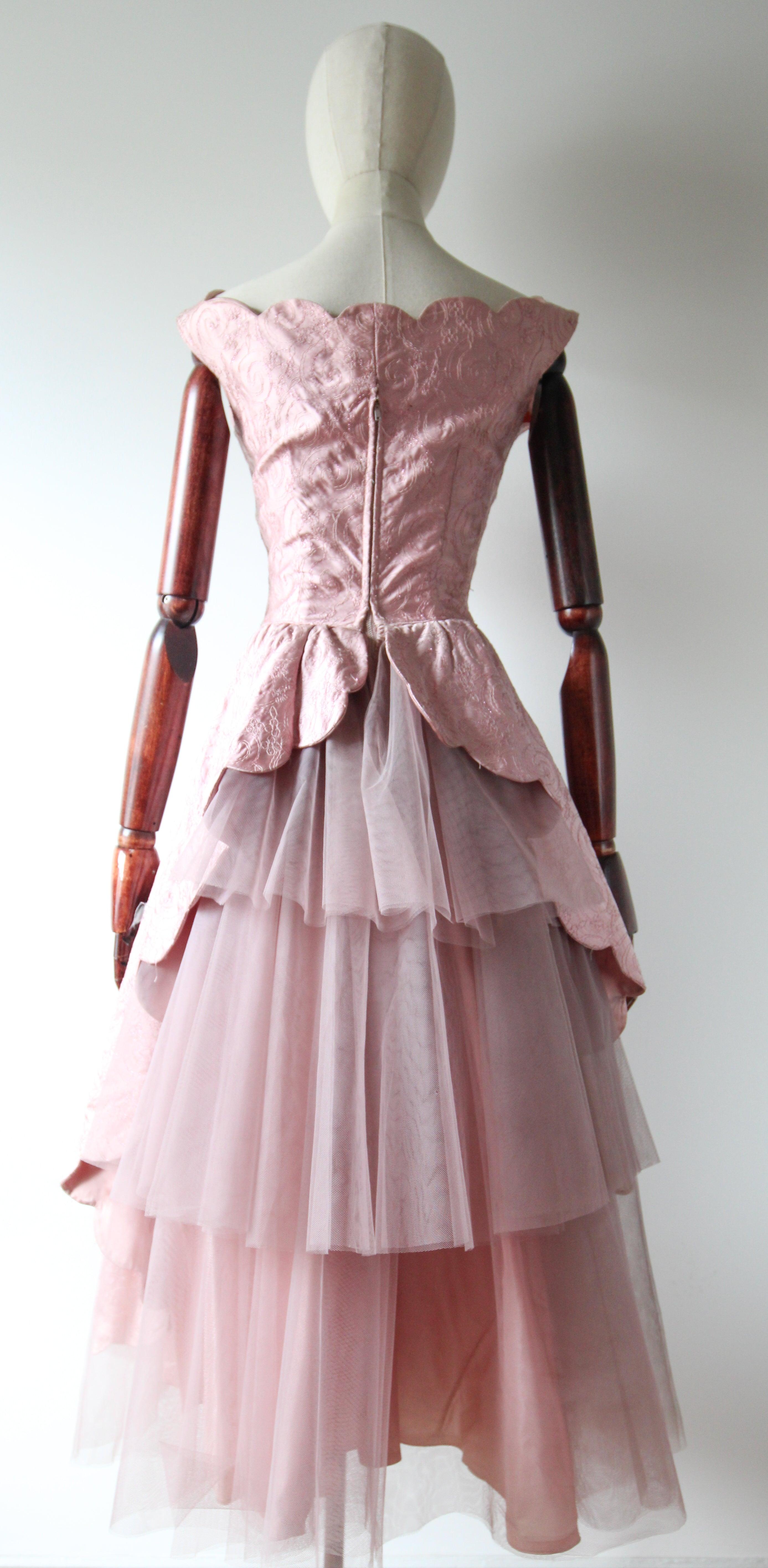 Vintage 1950 Pink Satin Embroidered Scalloped Tiered Tulle Dress UK 6-8 US 2-4 in vendita 3