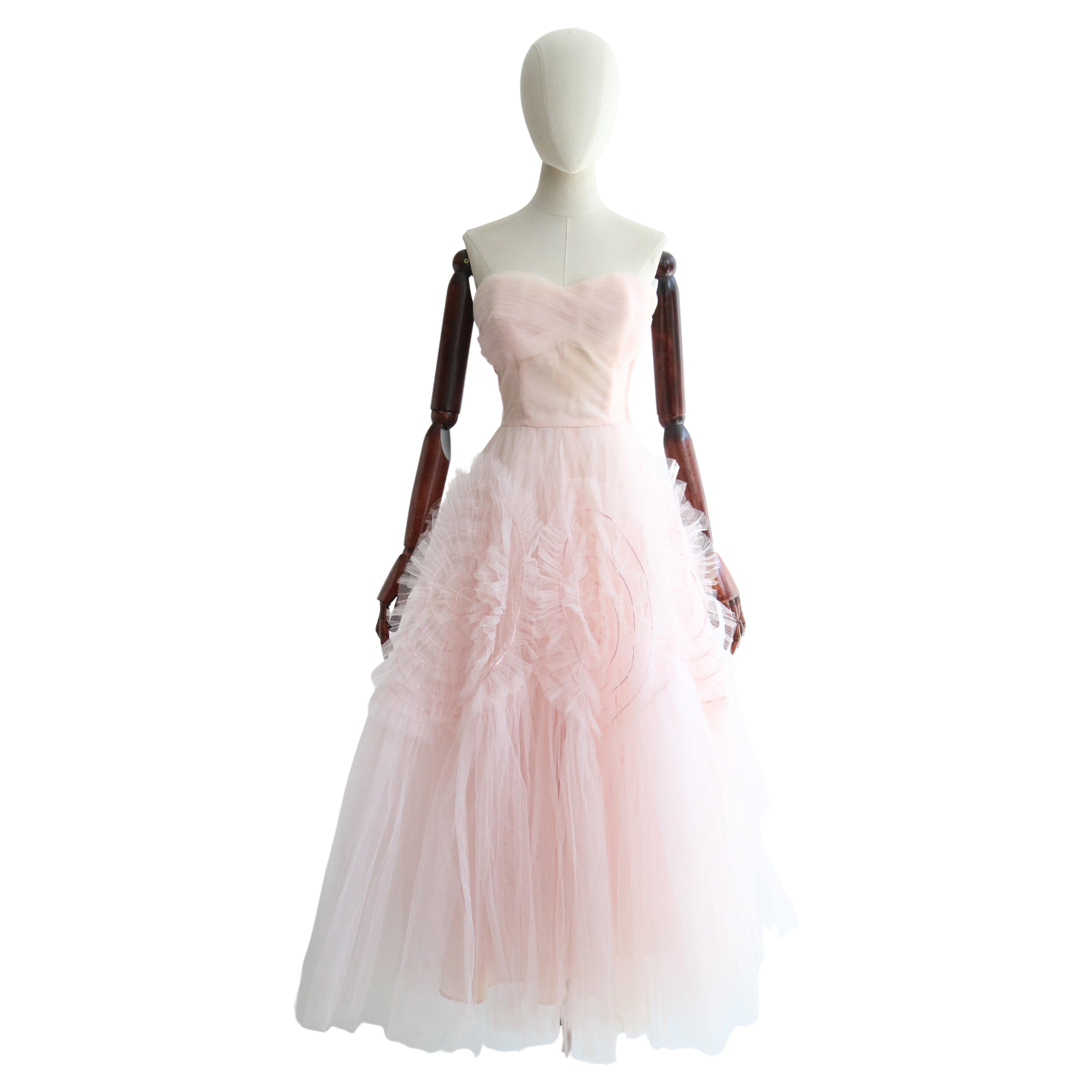 Robe vintage rose tourbillonnante en satin et tulle des années 1950 GB 6 US  2 En vente sur 1stDibs