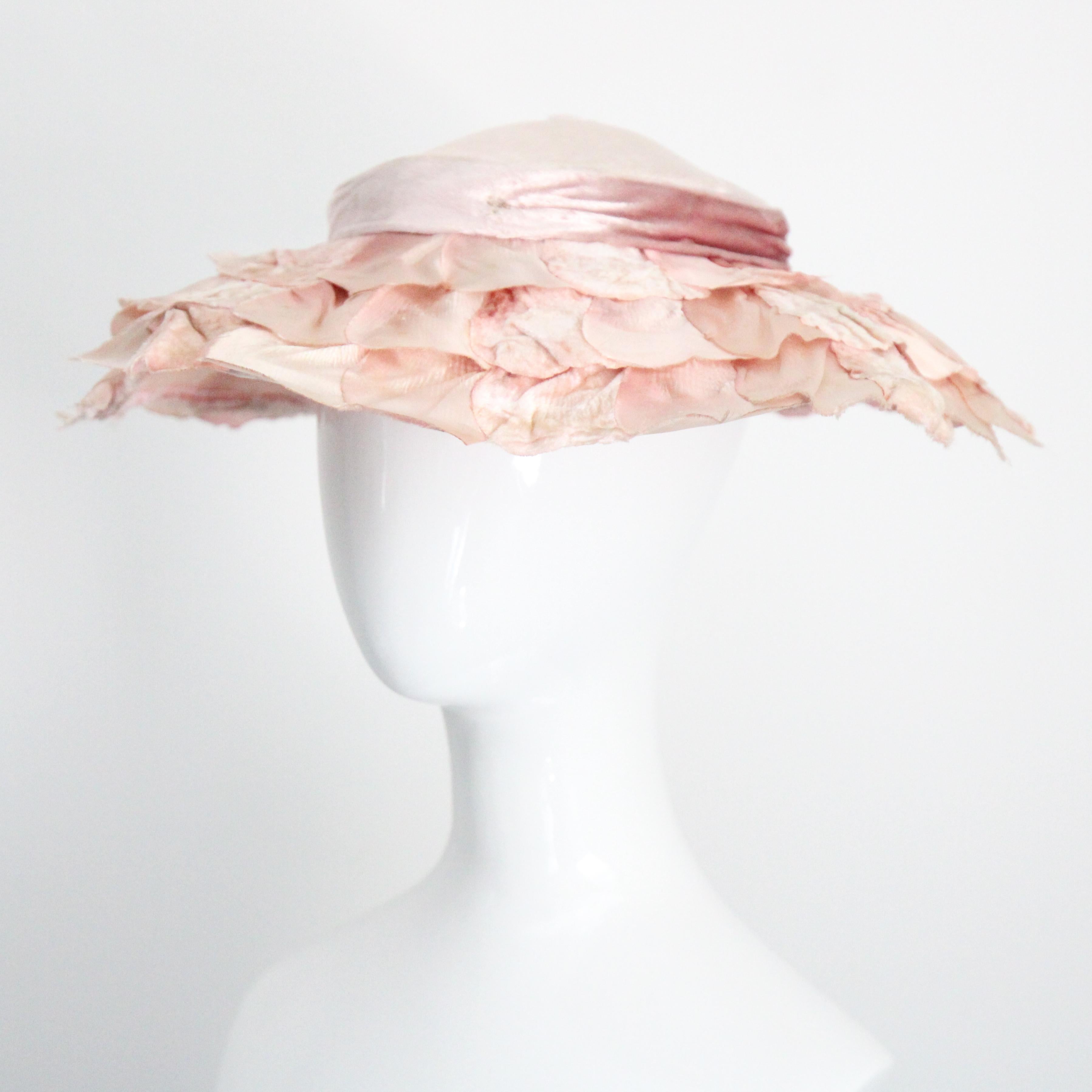 Vintage 1950's Pink Velvet Saucer hat 1950s wide Brim pink petal sun hat In Good Condition In Cheltenham, GB