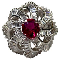 Anillo de cóctel vintage de los años 50 en platino con diamante baguette y rubí en espiral 5,03ctw GIA