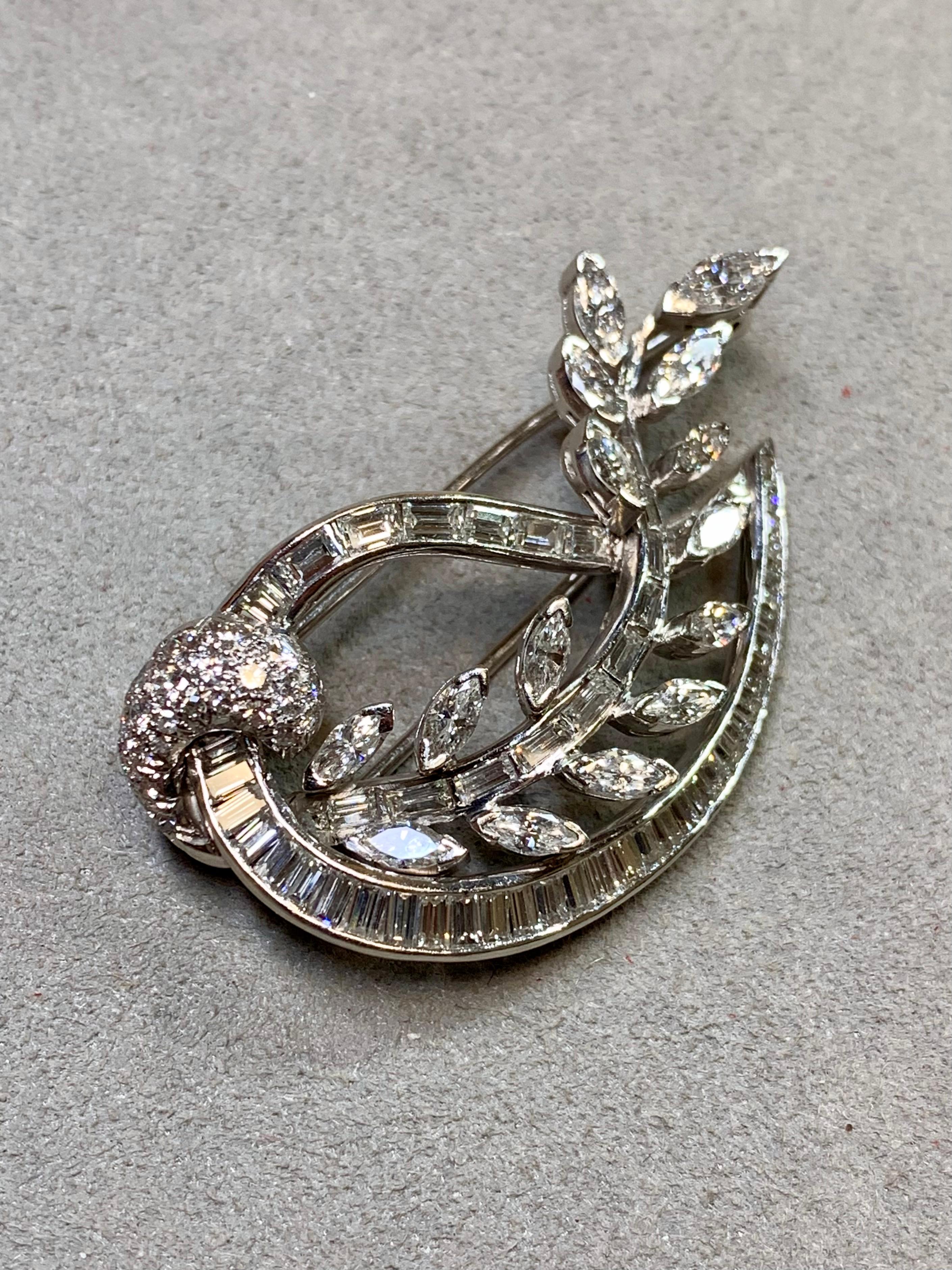 Rétro Spilla Vintage 1950 in platino con diamante Baguette Marquise Paisley Leaf 7ctw in vendita