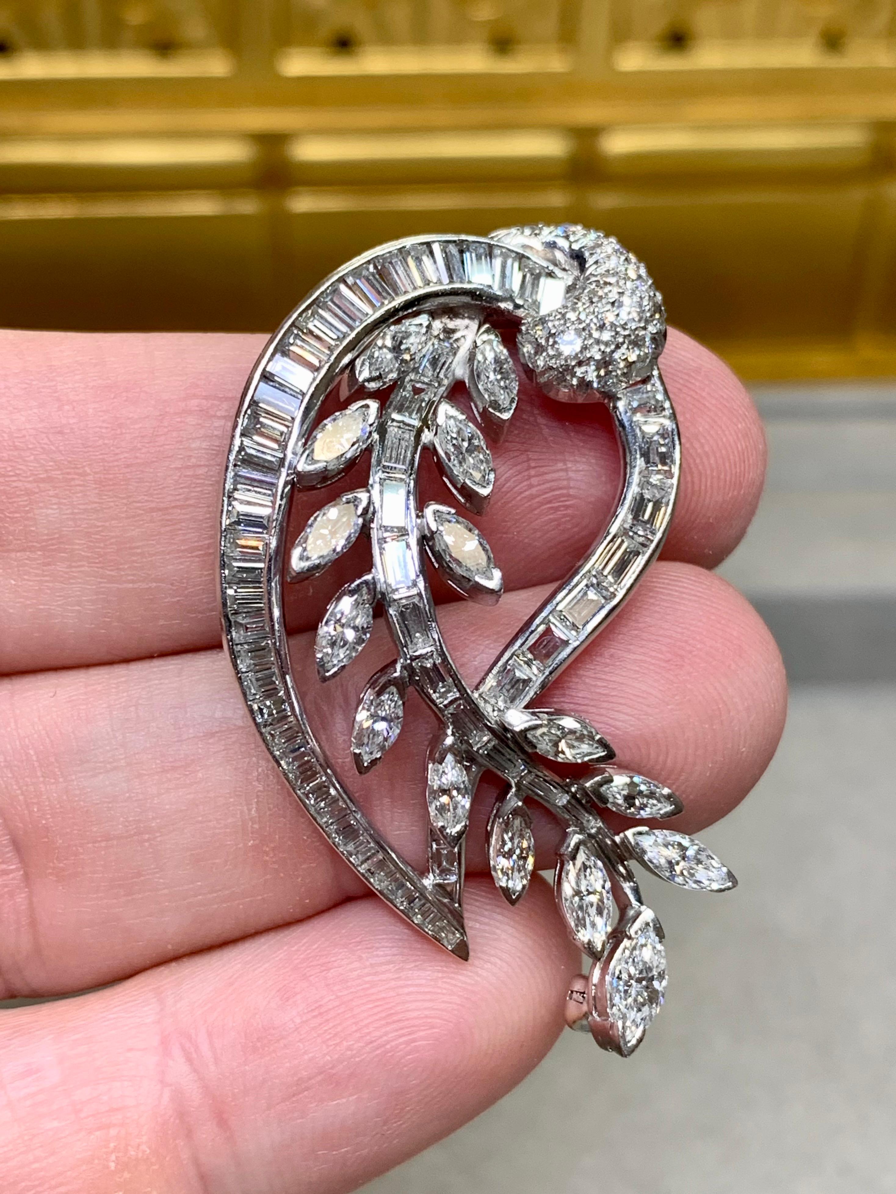 da uomo o donna Spilla Vintage 1950 in platino con diamante Baguette Marquise Paisley Leaf 7ctw in vendita