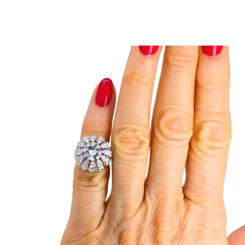 A stunning vintage ring from the 1950’s, made of platinum, featuring diamond.
The dome-shaped setting is fully encrusted with round brilliant cut diamonds. The gems are arranged in curved, overlapping rows that radiate around a central diamond.